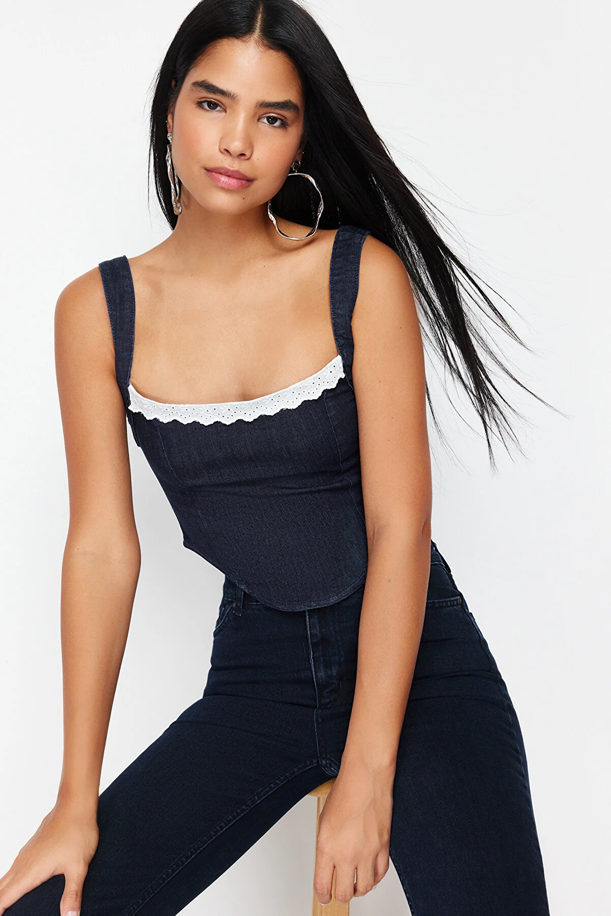 Trendyol Collection  Dunkelblaues, detailliertes Riemchen-Jeans-Bustier mit Kragen TWOSS24BS00010