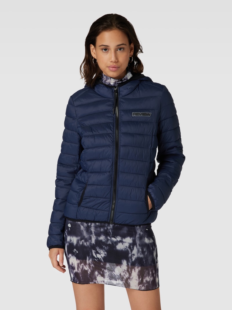 Steppjacke mit Label-Detail in dunkelblau
