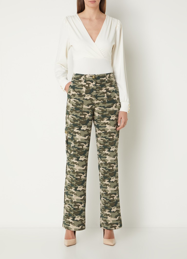 Pantaloni cargo NIKKIE Asti cu talie înaltă și croială dreaptă, cu imprimeu de camuflaj.