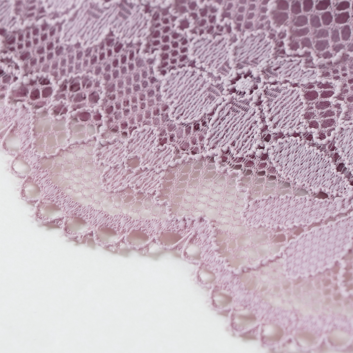 2 Damen Strings mit Spitzeneinsatz