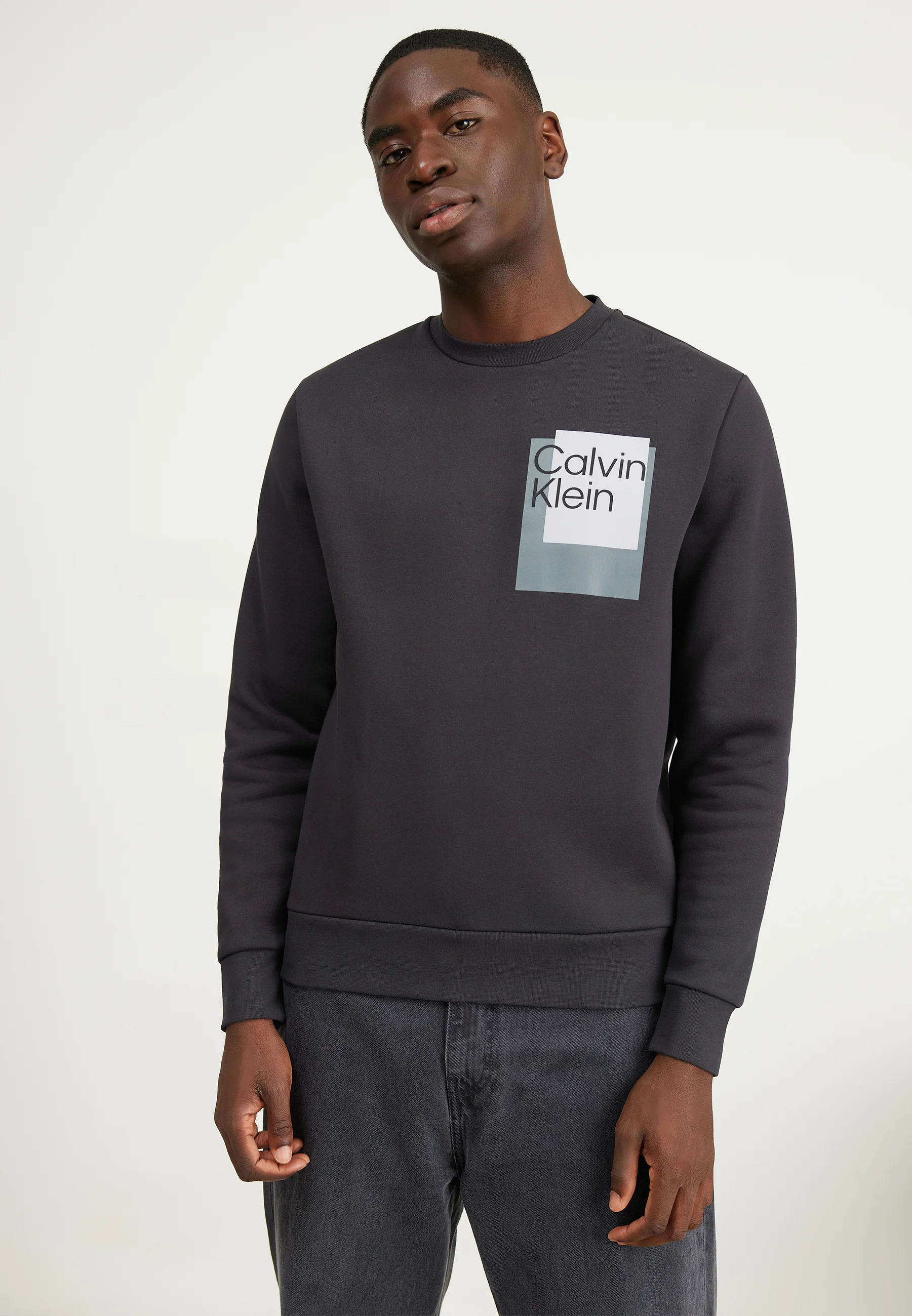 Sudadera con logo de caja superpuesto de Calvin Klein