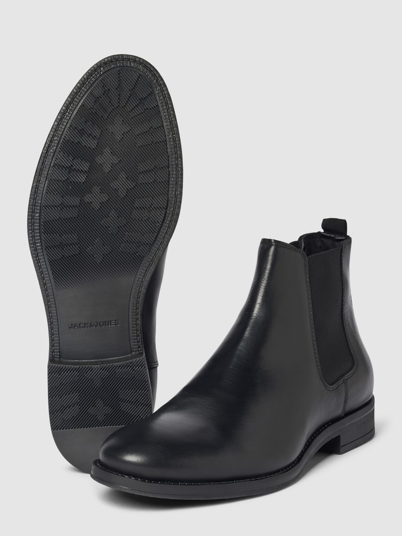 Ankle-Boots mit strukturierter Sohle in schwarz