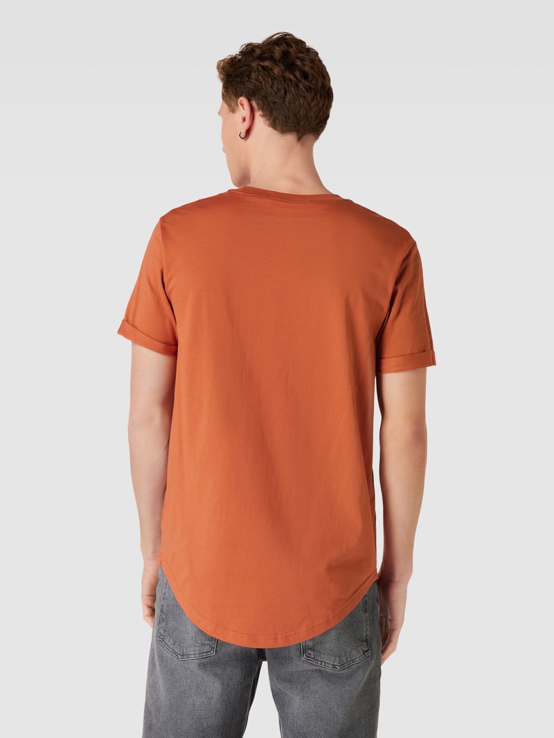 T-Shirt aus Baumwolle mit Label-Detail Modell 'BADGE' in mittelbraun
