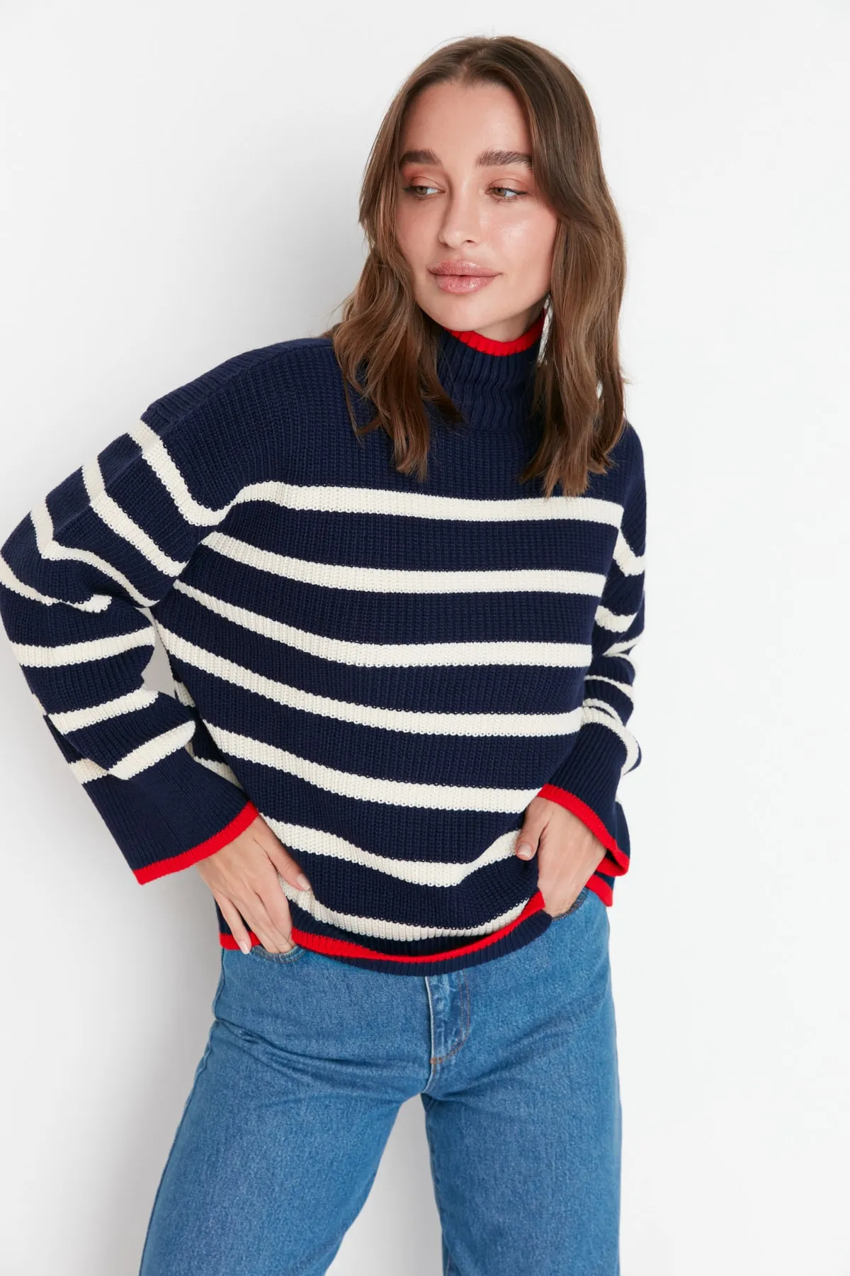 Trendyol Collection  Marineblauer, gestreifter Strickpullover mit weiter Passform TWOAW23KZ01446