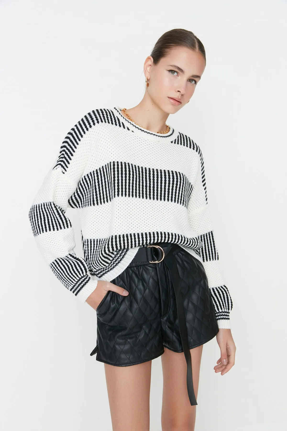 Trendyol Collection  Ecrufarbener Strickpullover mit Farbblockdesign TWOAW23KZ00012