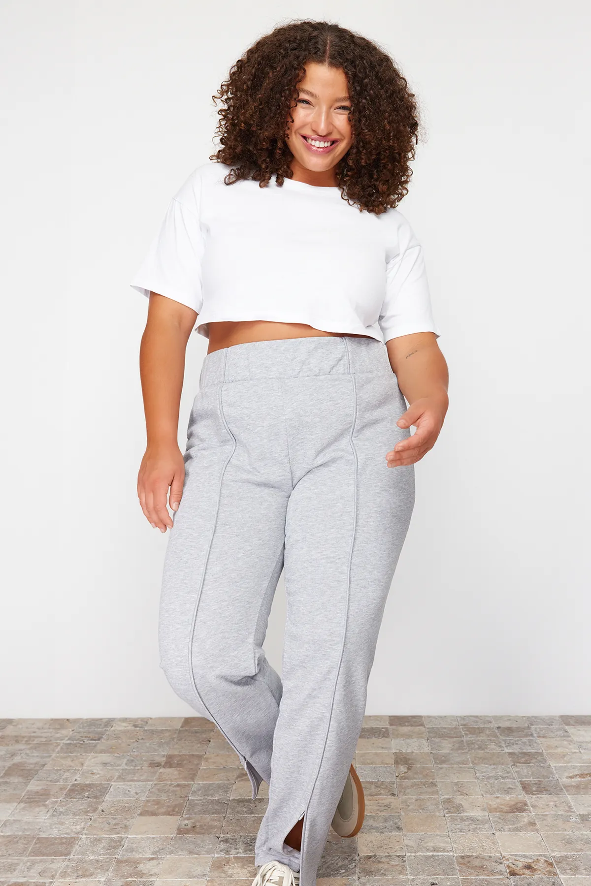 Trendyol Curve  Graue Melange-Paspelierung, detaillierte dünne Jogger-Strick-Jogginghose TBBSS24AJ00001