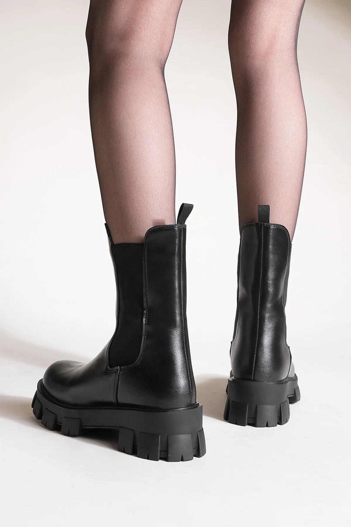 Marjin  Elastische Alltagsstiefel für Damen mit dicker gezackter Sohle Eslona Schwarz