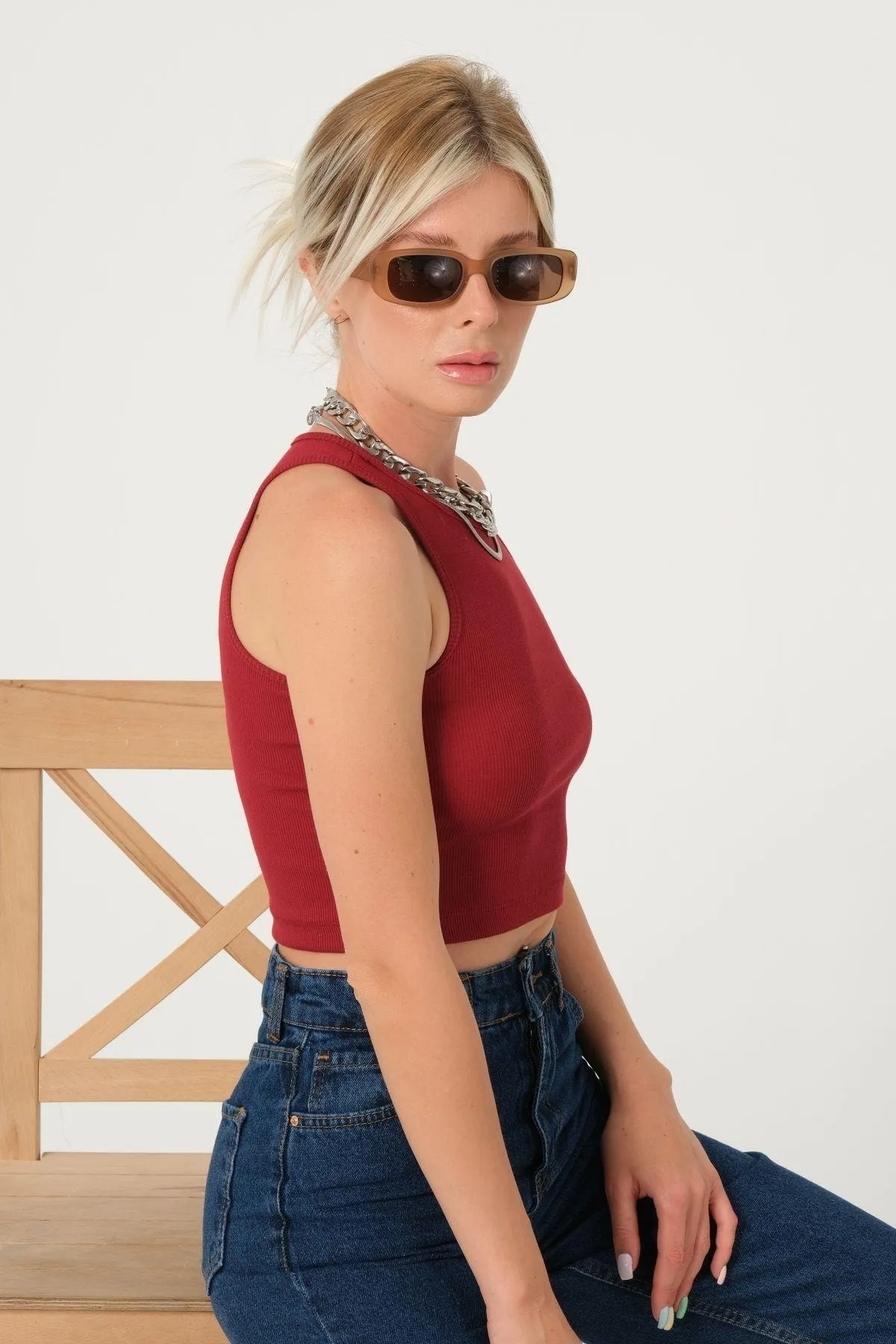 Domoda  Burgunderfarbenes Crop-Top mit Neckholder und gerippter Sportler-Bluse