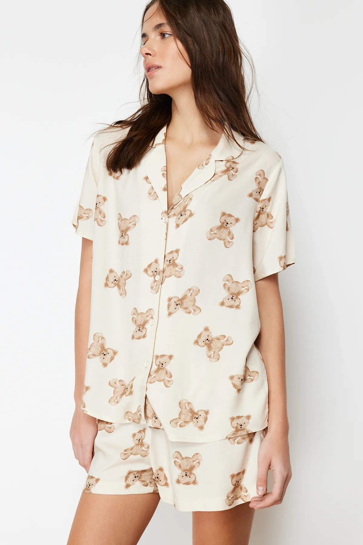 Trendyol Collection  Beigefarbenes Pyjama-Set aus gewebter Viskose mit Teddybär-Muster THMSS24PT00067