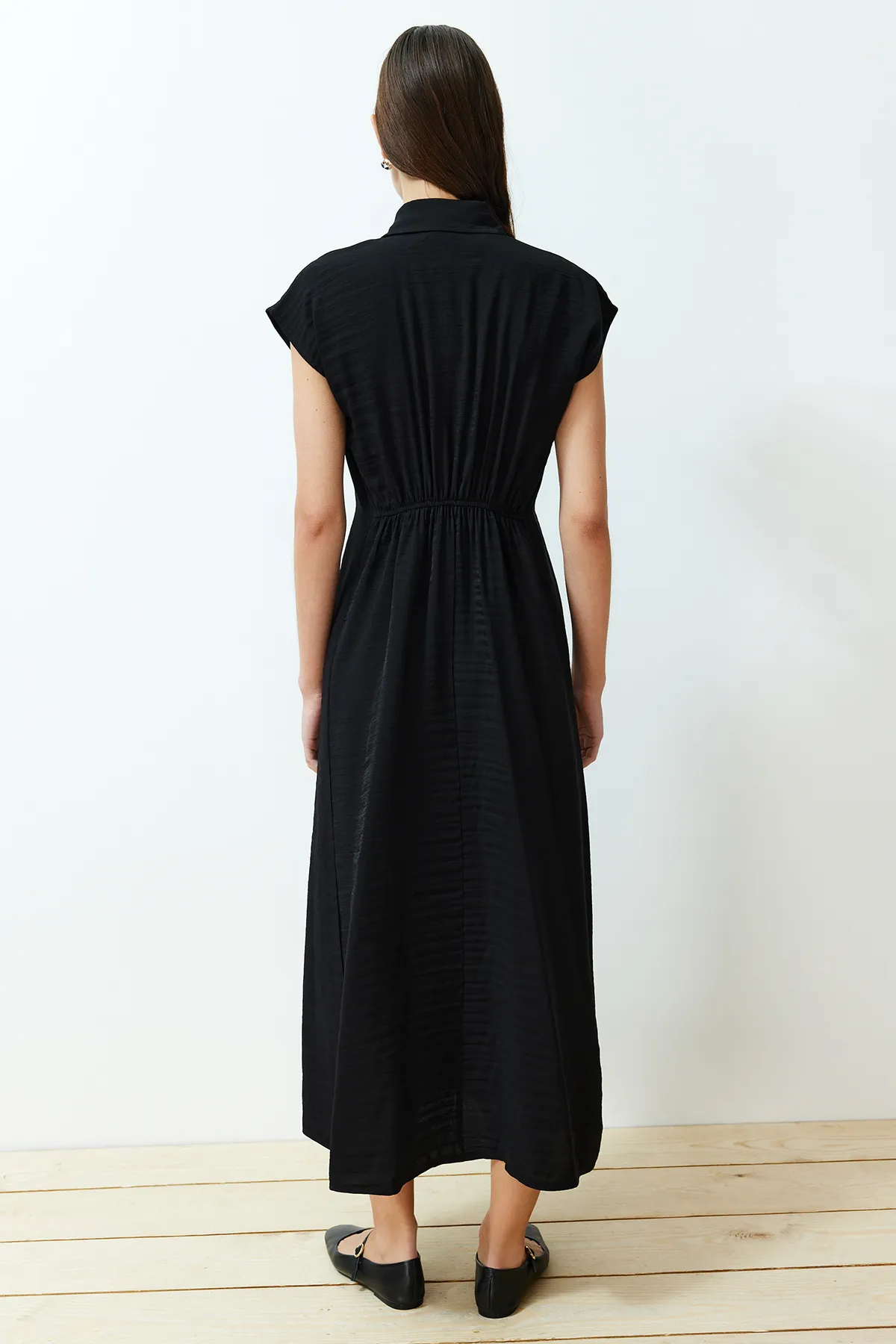 Trendyol Collection  Schwarzes, gewebtes Aerobin-Maxikleid mit A-Linien-Hemdkragen TWOSS24EL00621