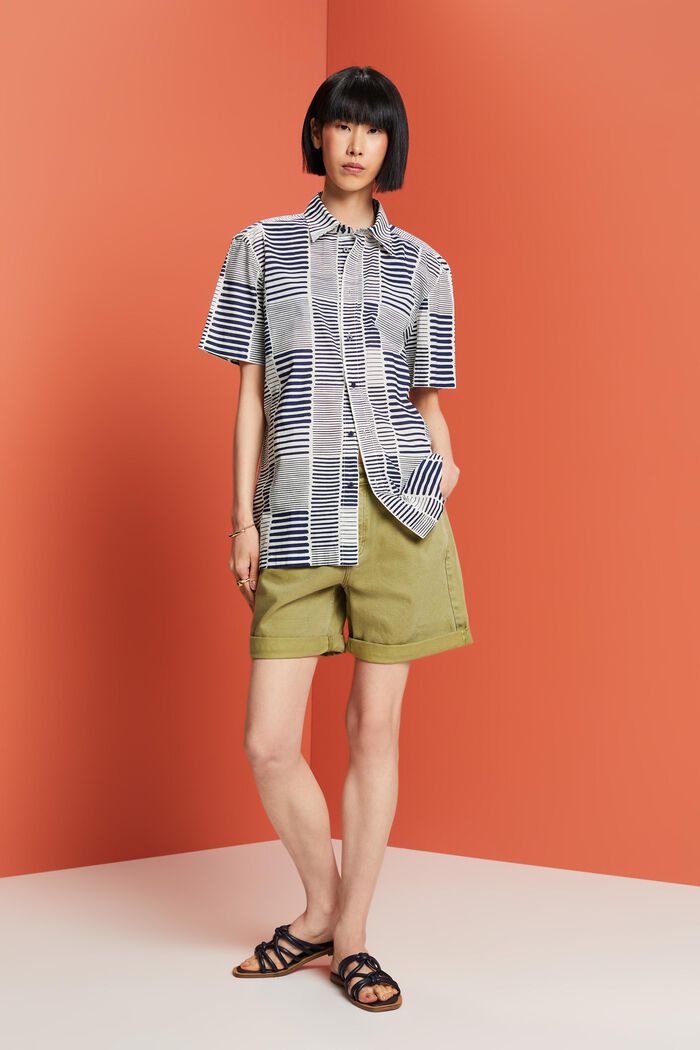Jeansshorts mit hohem Bund und Umschlagsäumen