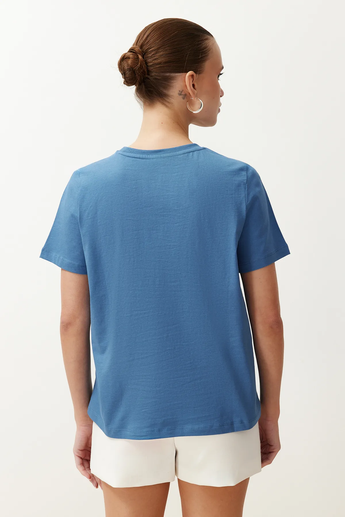 Trendyol Collection  Indigofarbenes Strick-T-Shirt aus 100 % Baumwolle mit normaler Passform und Rundhalsausschnitt, bestickt, TWOSS24TS00207