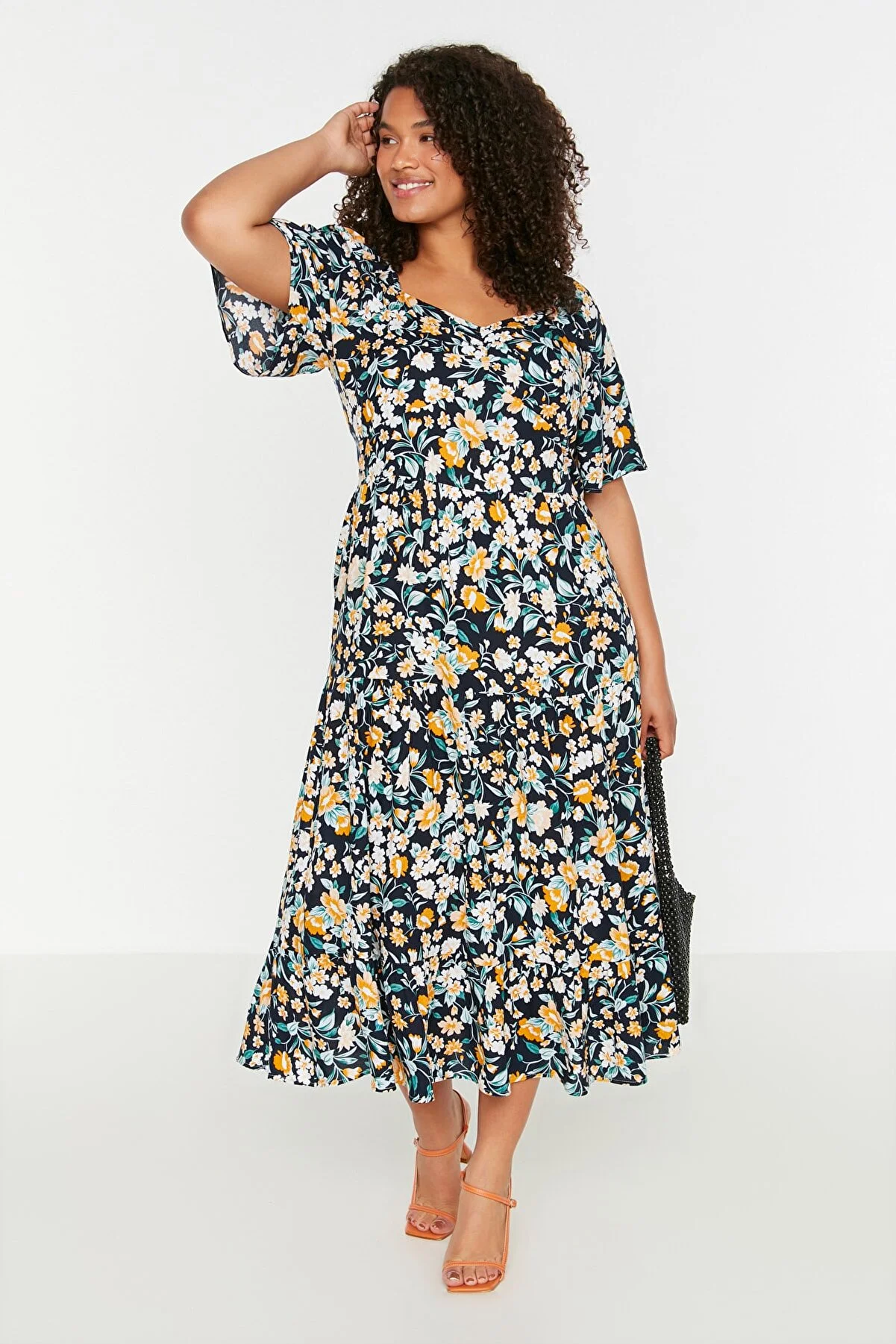 Trendyol Curve  Marineblaues Kleid mit floralem Muster und gewebten Rüschendetails TBBSS22EL1600