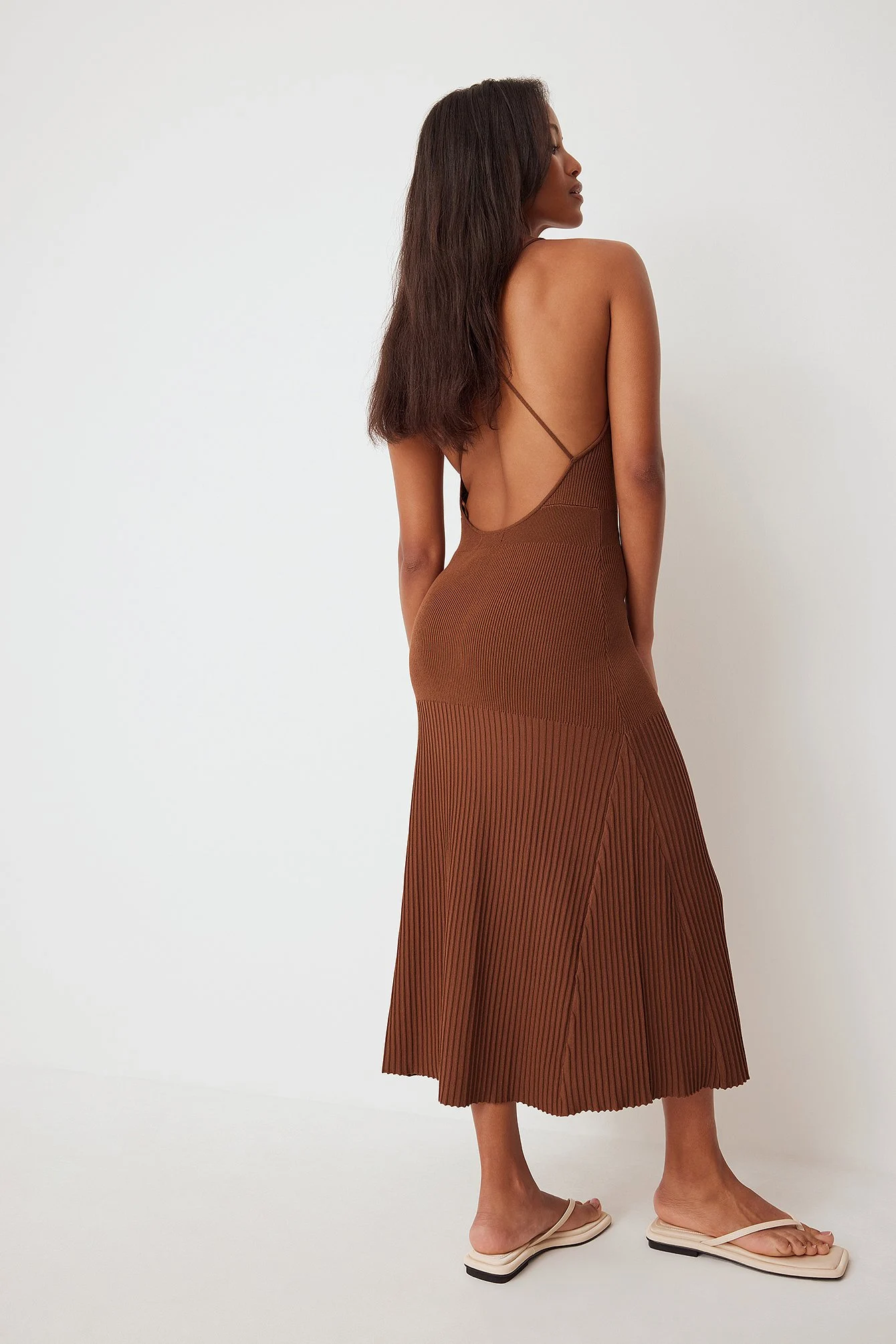 Rippenstrickkleid mit überkreuztem Rücken