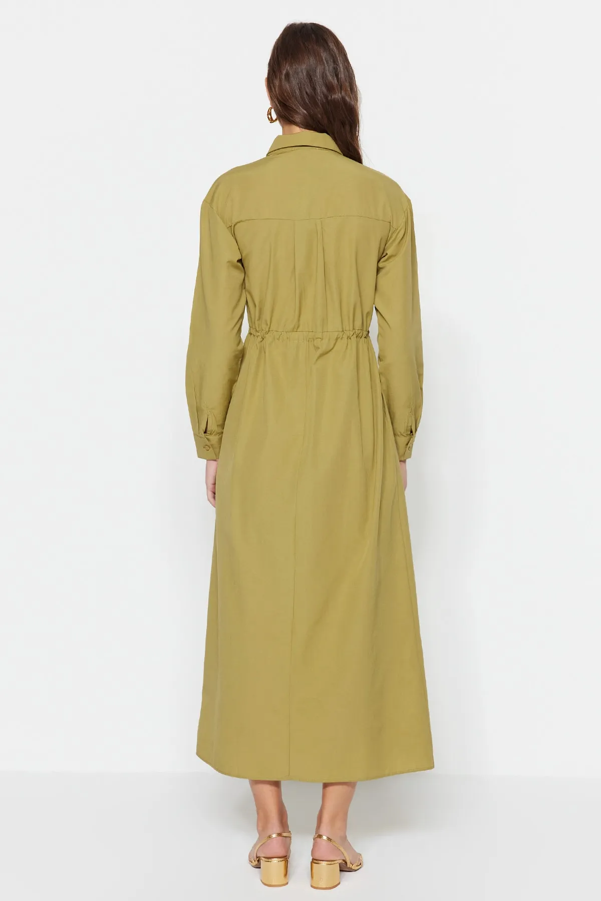 Trendyol Modest  Hellkhakifarbenes Kleid aus gewebter Baumwolle mit geraffter Taille TCTSS23EB00067