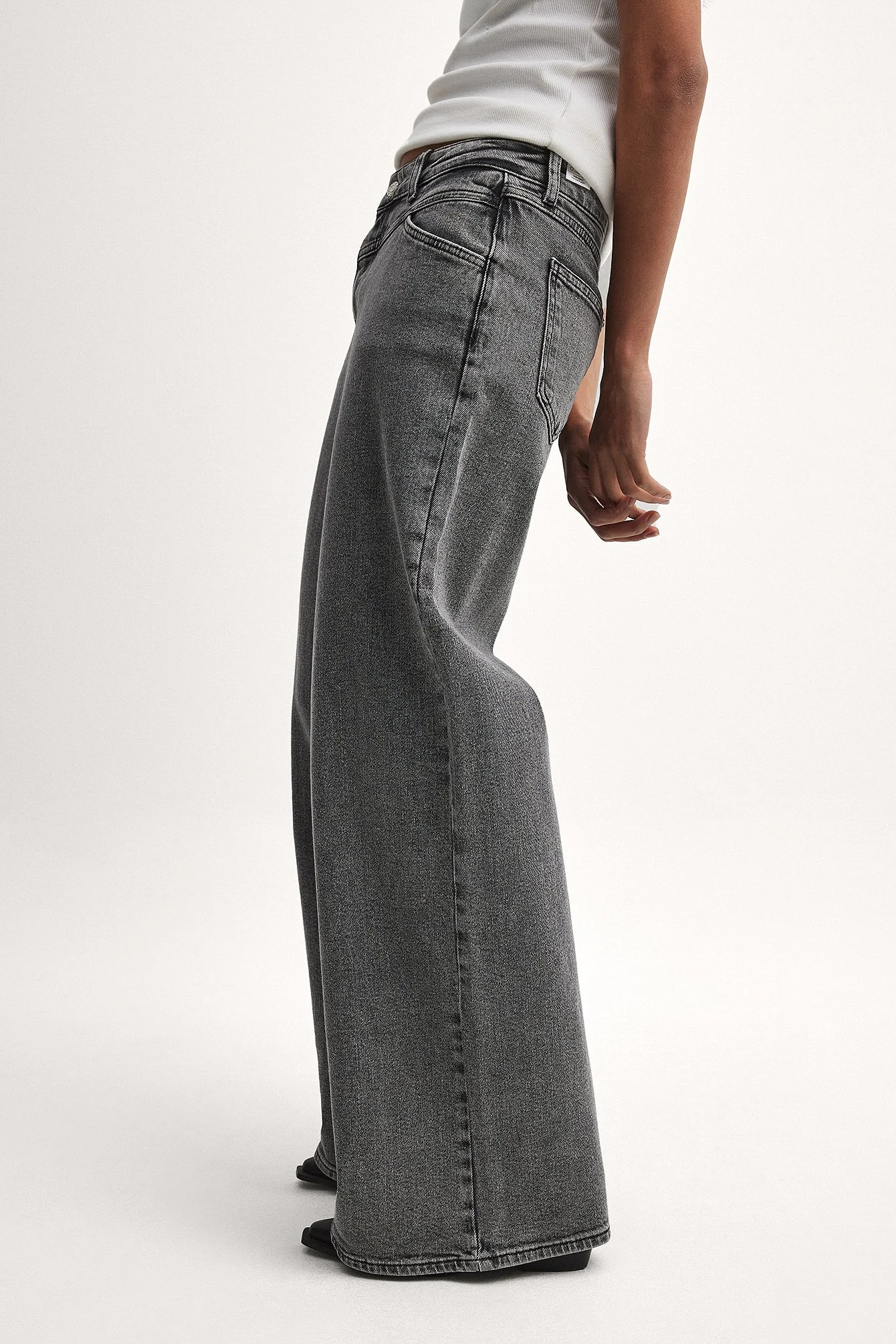 Weite Jeans mit niedriger Taille und Nahtdetails