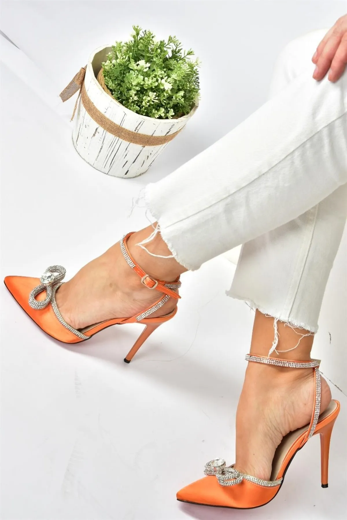 Fox Shoes  Damen-Schuhe mit Absatz aus orangefarbenem Satinstoff in Steinoptik K654051204