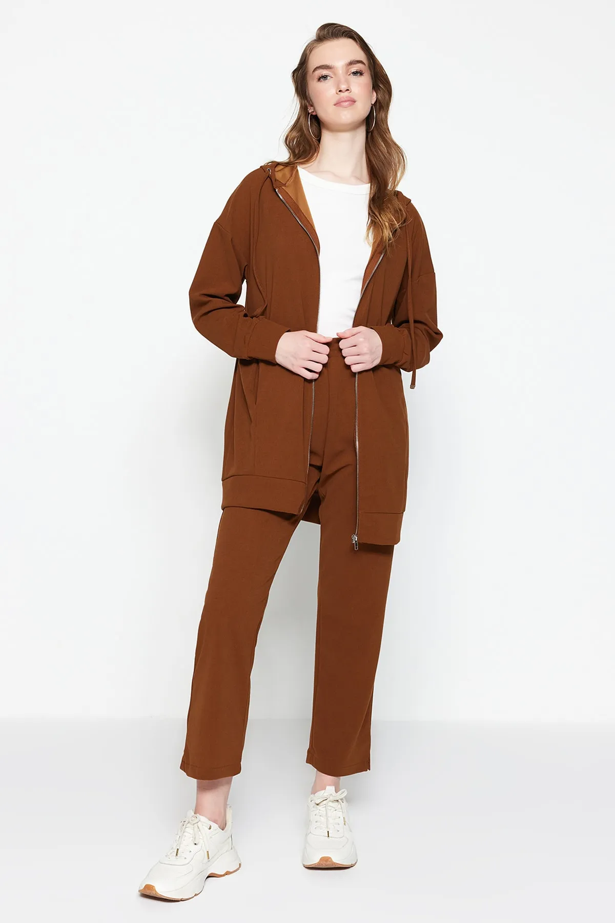 Trendyol Modest  Brauner Strick-Trainingsanzug mit Kapuze und Reißverschluss TCTSS21EM0091