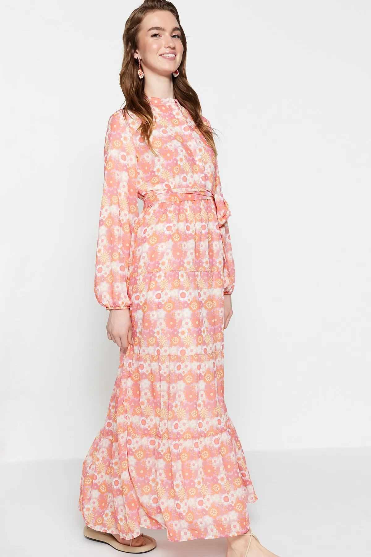 Trendyol Modest  Rosa Kleid aus gewebtem Chiffon mit Blumenmuster, Gürtel, Stehkragen und Futter TCTSS21EL3346