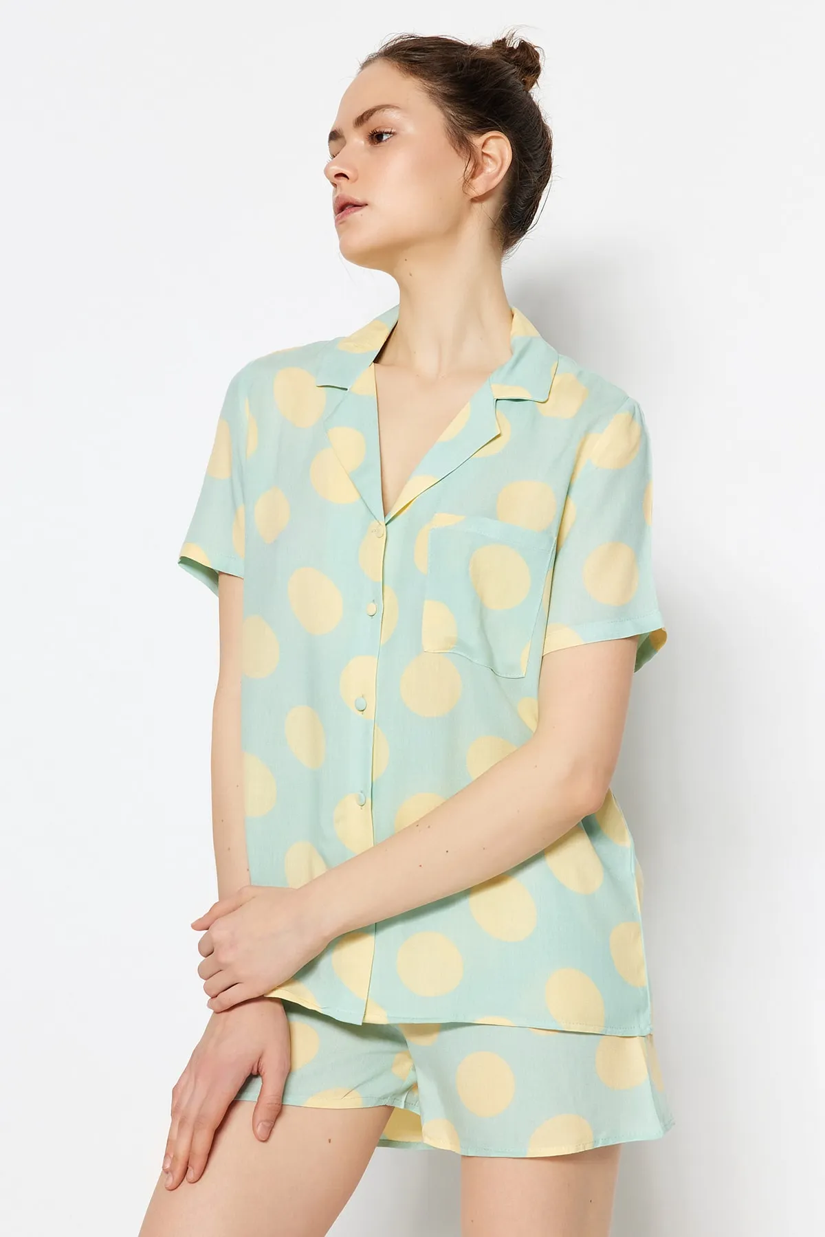 Trendyol Collection  Grünes gepunktetes Viskose-Hemd-Shorts-Pyjama-Set aus Webstoff THMSS20PT0306