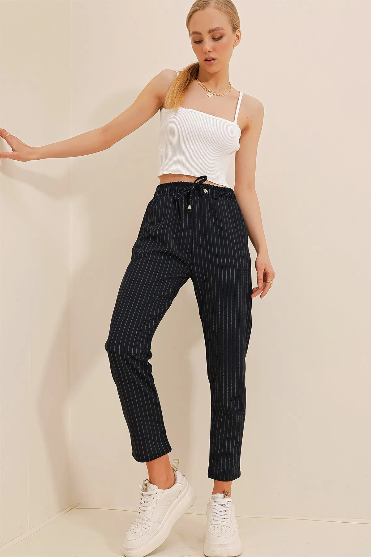 Trend Alaçatı Stili  Marineblaue Damenhose mit hoher Taille und doppelten Taschen, gestreift, lässig geschnitten, ALC-X10430