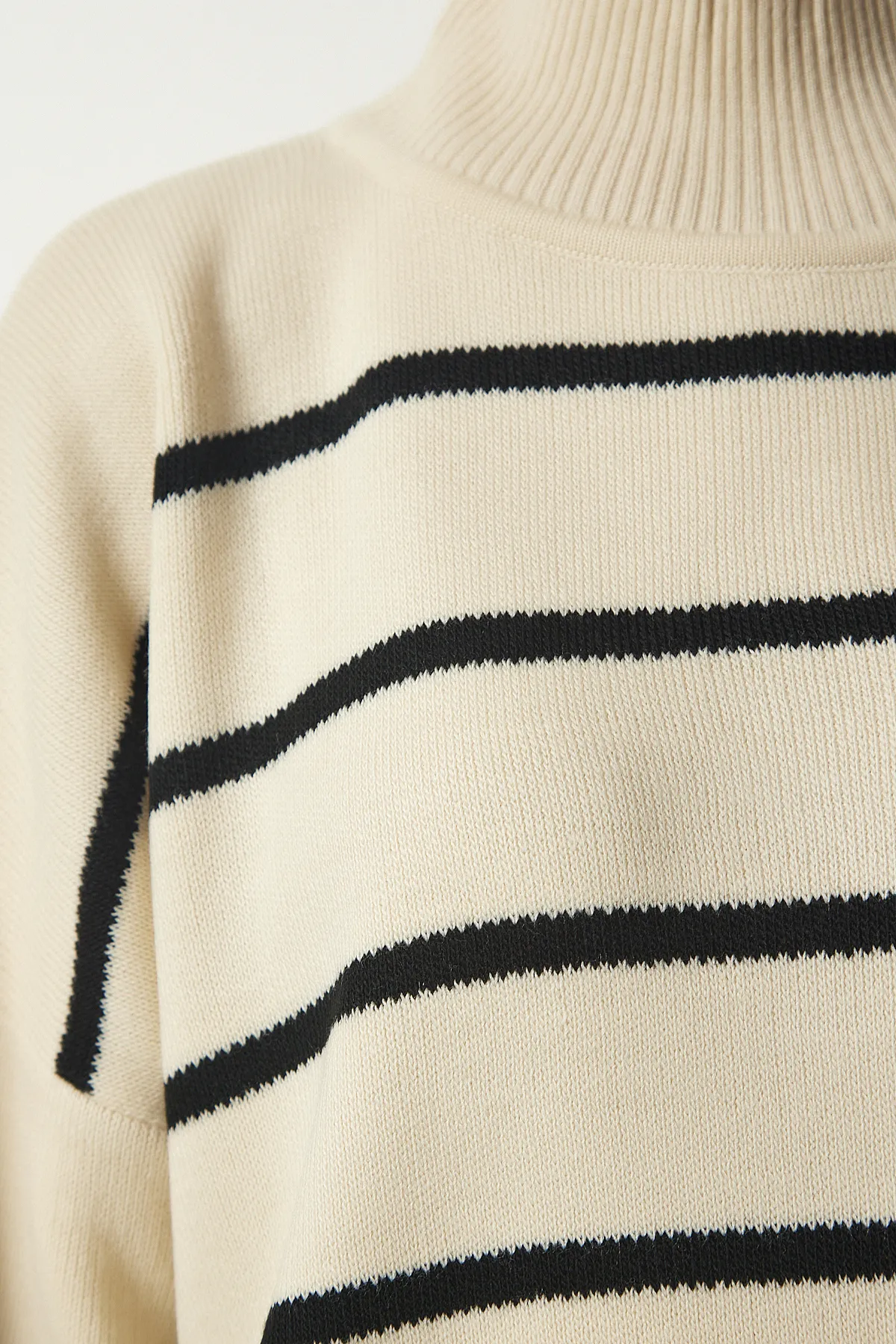 Happiness İstanbul  Cremefarbener, gestreifter Oversize-Strickpullover mit Stehkragen für Damen NF00076