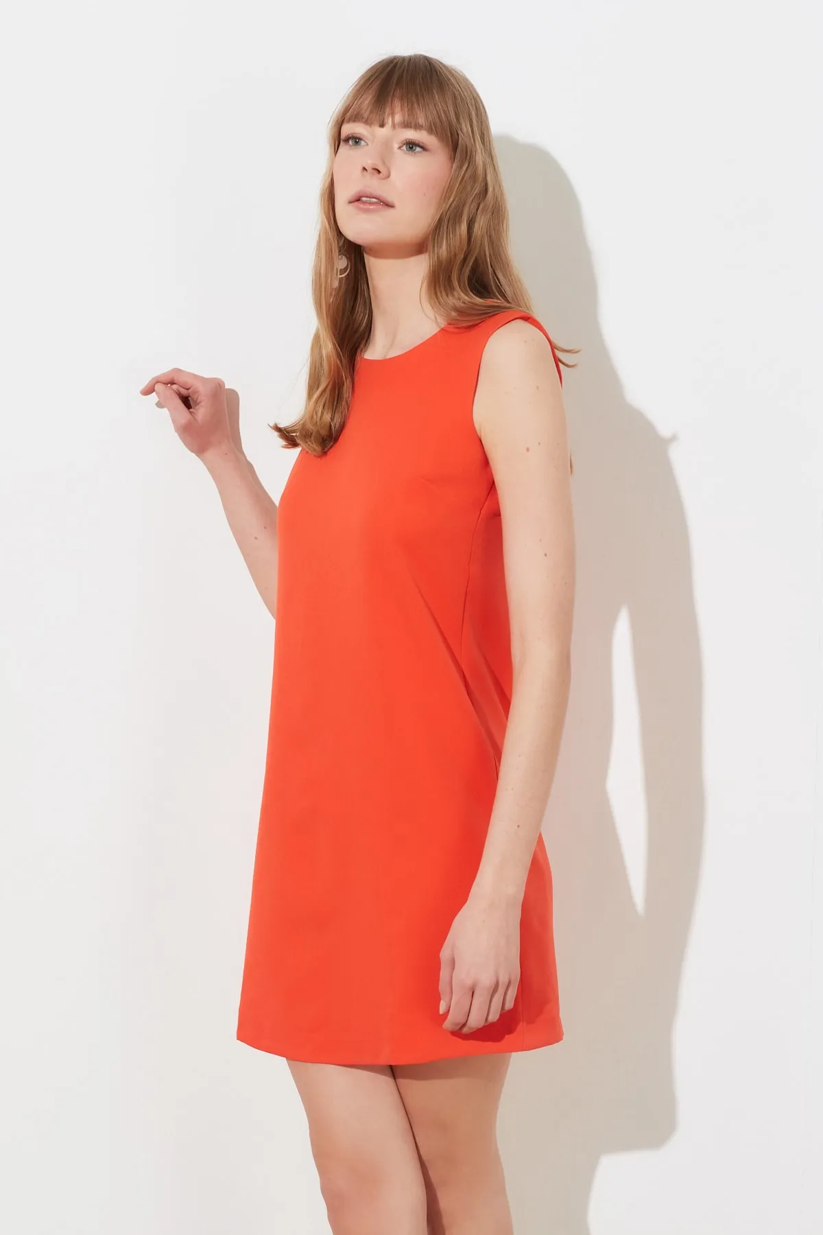 Trendyol Collection  Gerade geschnittenes, ärmelloses Mini-Webkleid mit Granatapfelblüten und Rundhalsausschnitt TWOSS19FG0063