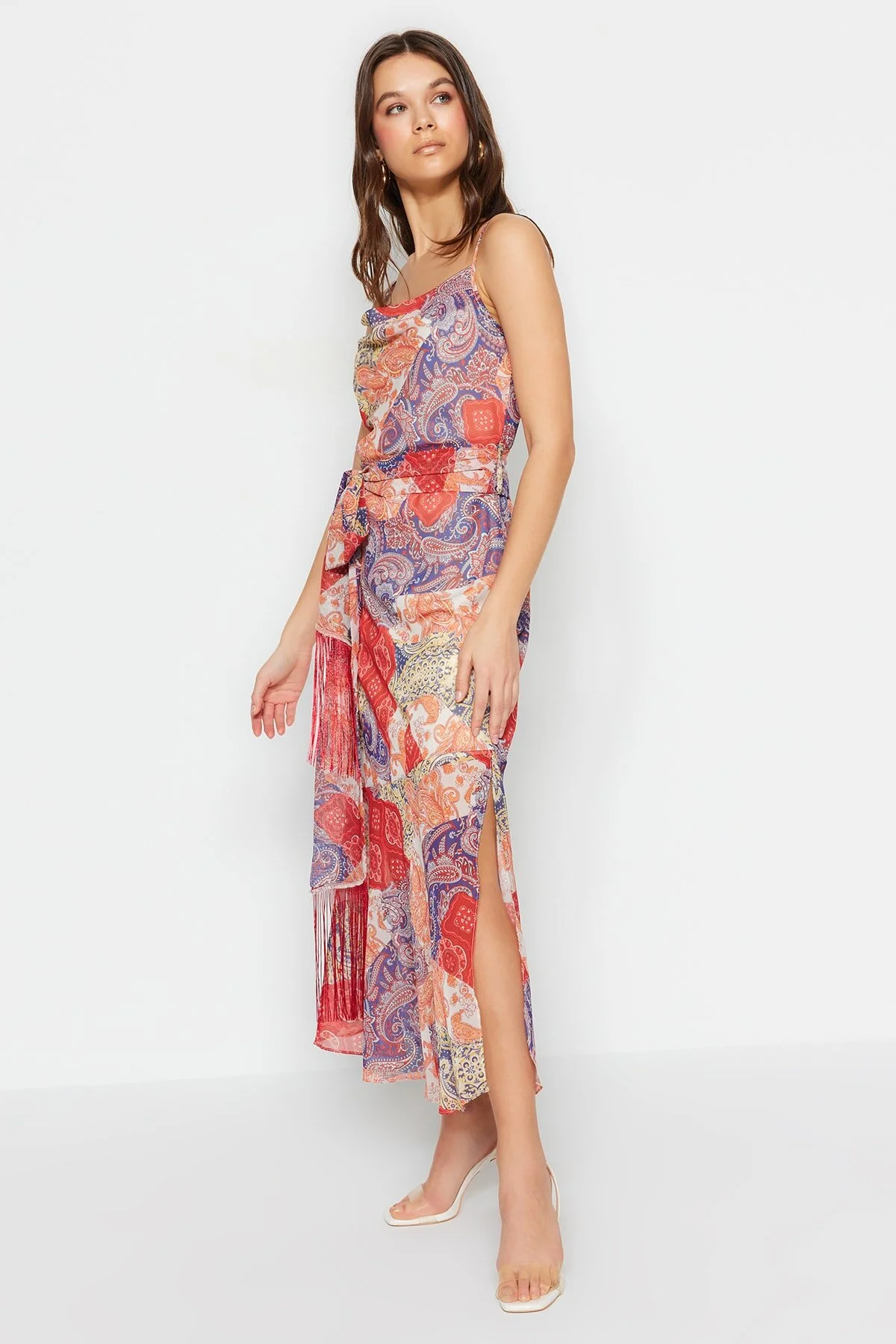 Trendyol Collection  Mehrfarbiges, gewebtes Maxikleid mit Gürtel, Quasten und Schalmuster in A-Linie/Glockenform TWOSS23EL01777