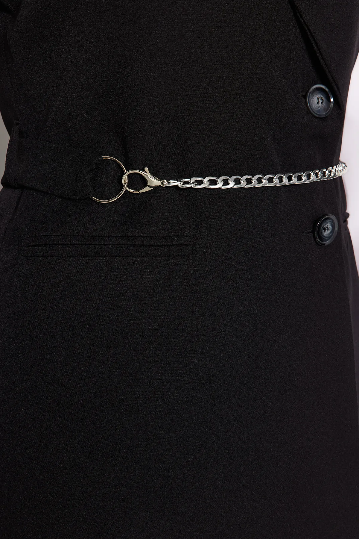 Trendyol Modest  Schwarze, detaillierte Webweste mit Kettengürtel TCTAW23YL00013