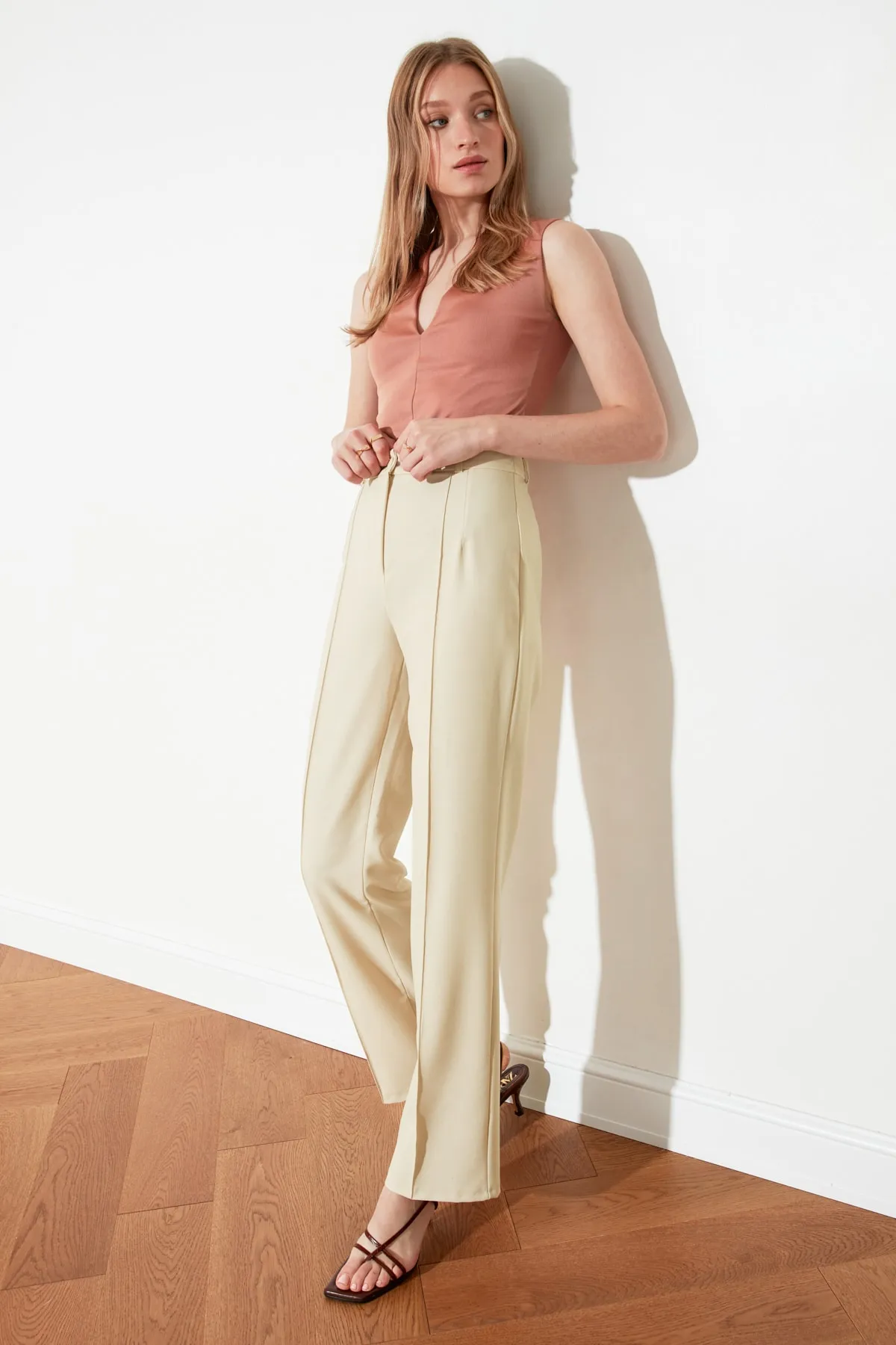 Trendyol Collection  Beigefarbene, gerade, gerippte, genähte Webhose mit hoher Taille TWOSS21PL0093