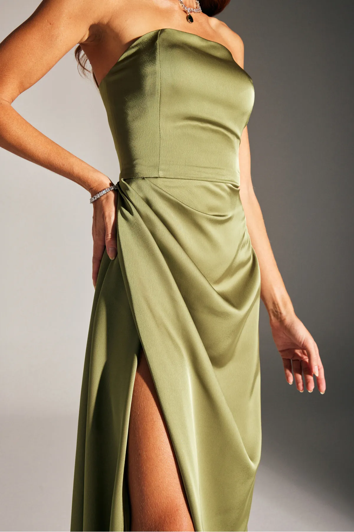 BETTY & SAM  TRÄGERLOSES ABENDKLEID MORIE HELLKHAKI