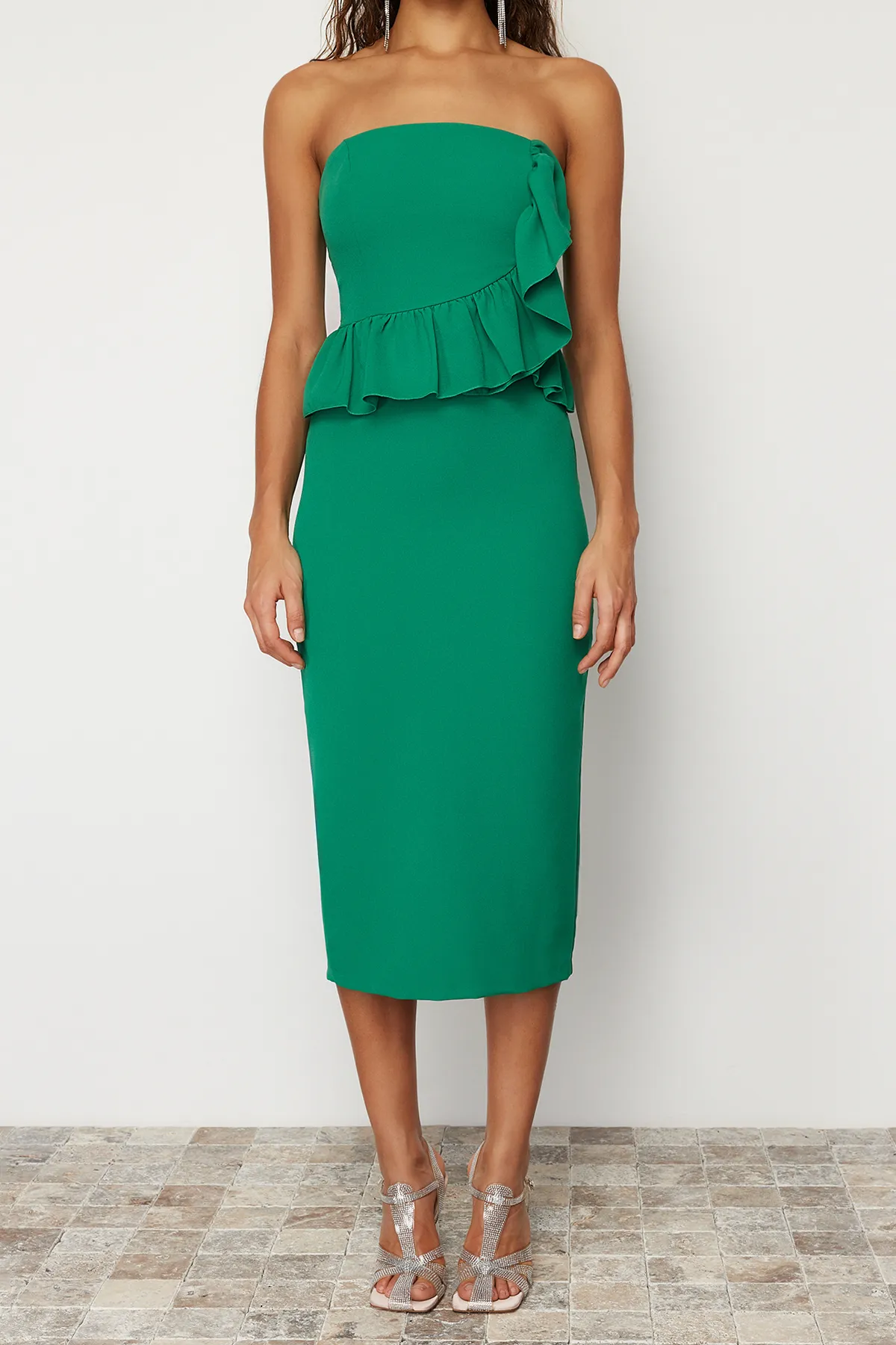 Trendyol Collection  Smaragdgrünes, gewebtes, elegantes Abendkleid mit Volants TPRSS24EL00081