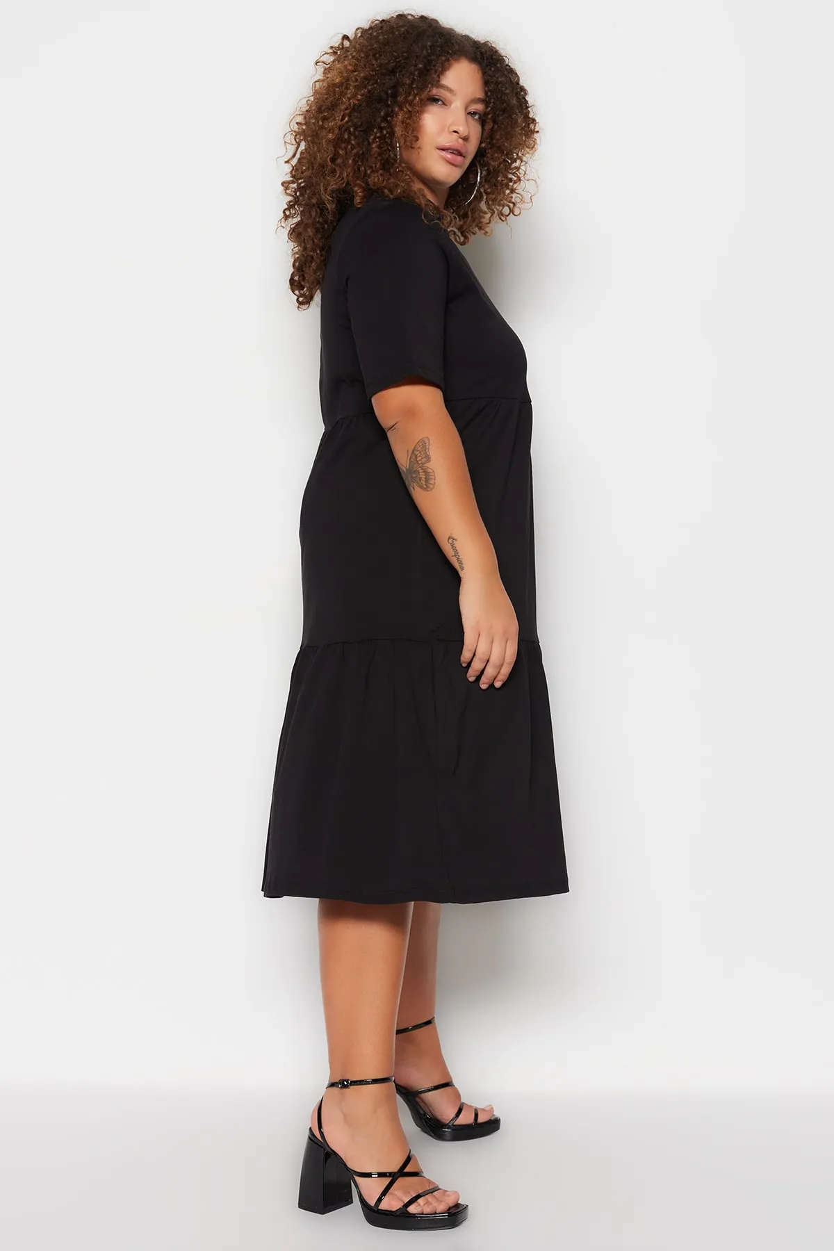 Trendyol Curve  Schwarzes Volant-Strickkleid mit Rundhalsausschnitt TBSSS23AH00129