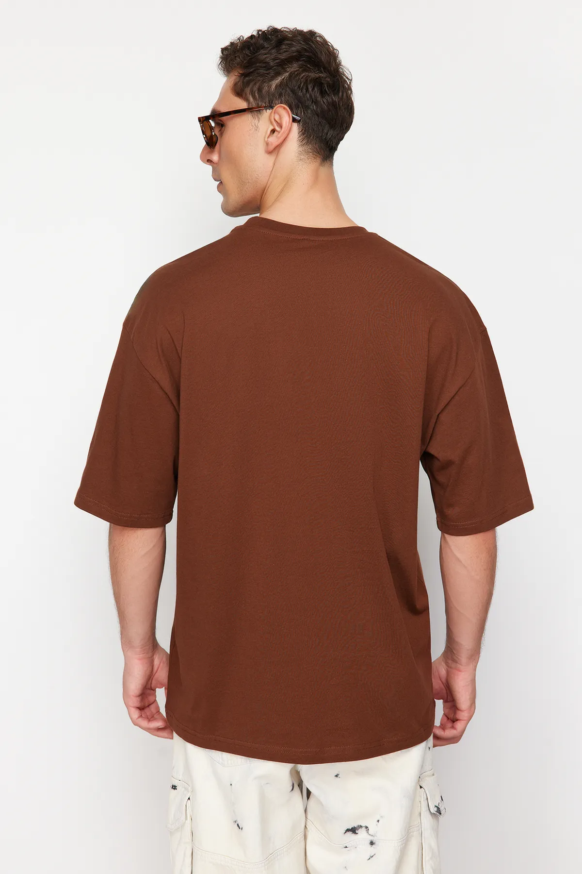 Trendyol Collection  Braunes, übergroßes/weit geschnittenes, mit Dinosauriern besticktes T-Shirt aus 100 % Baumwolle TMNSS23TS00243 TMNSS23TS00243