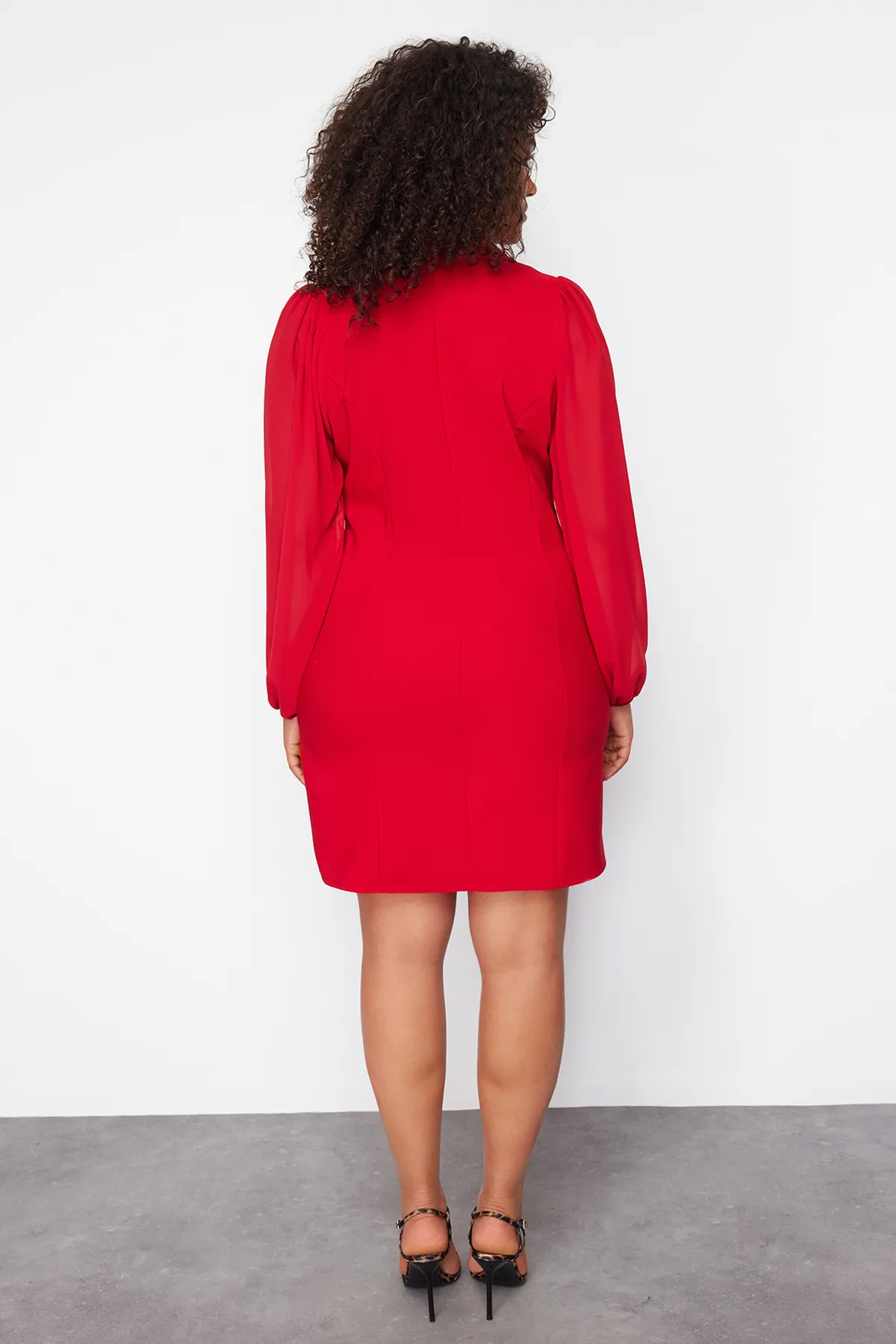 Trendyol Curve  Rotes gewebtes Jackenkleid TBBSS24AH00008