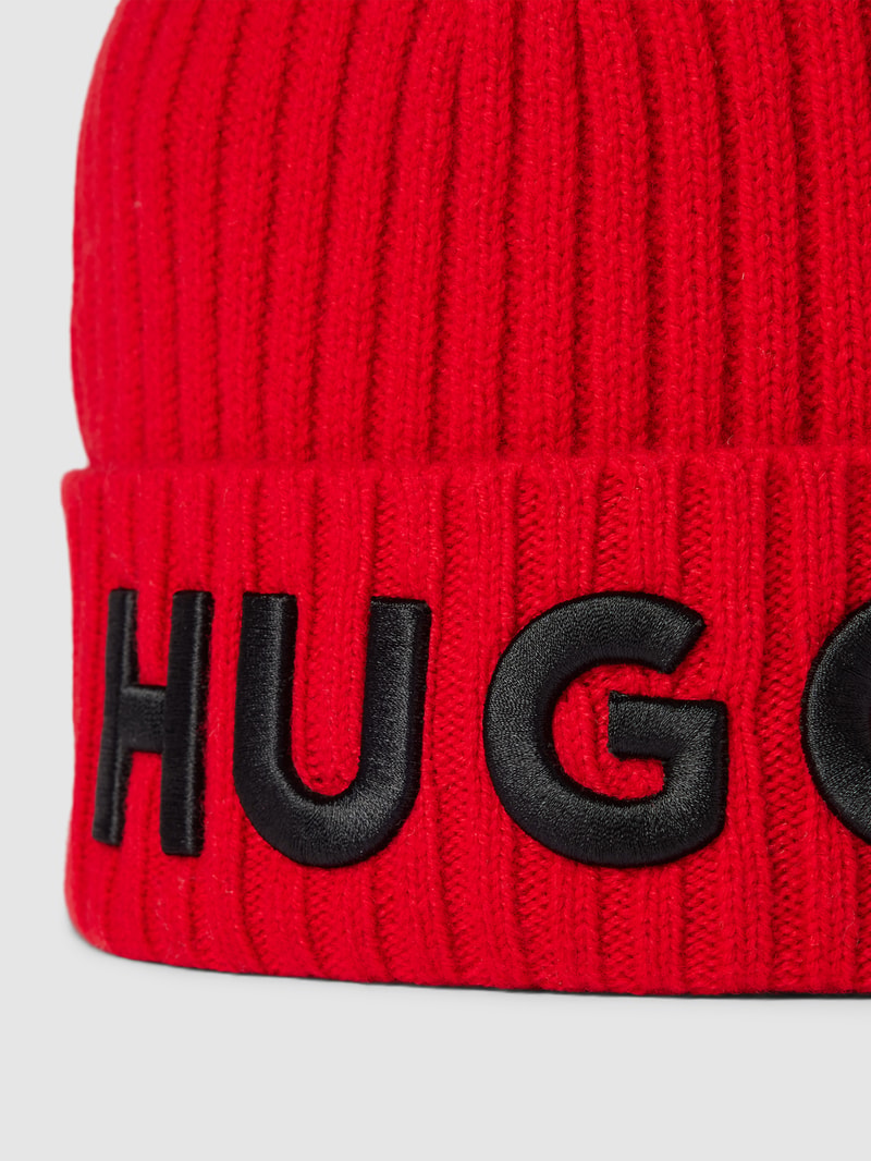 Beanie mit Label-Stitching in rot