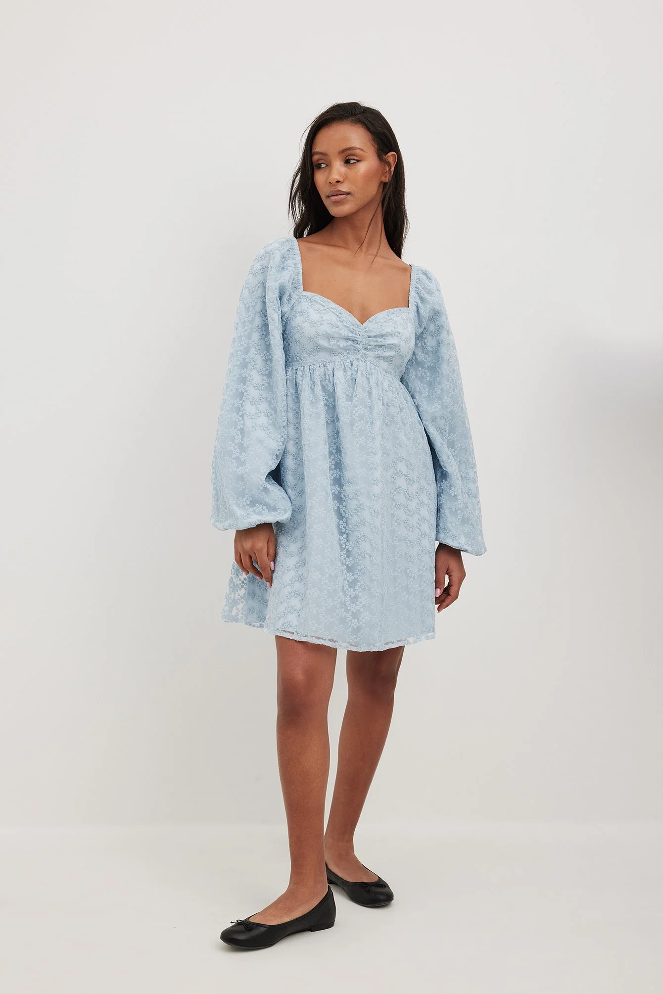 Gerafftes Minikleid mit Puffärmeln