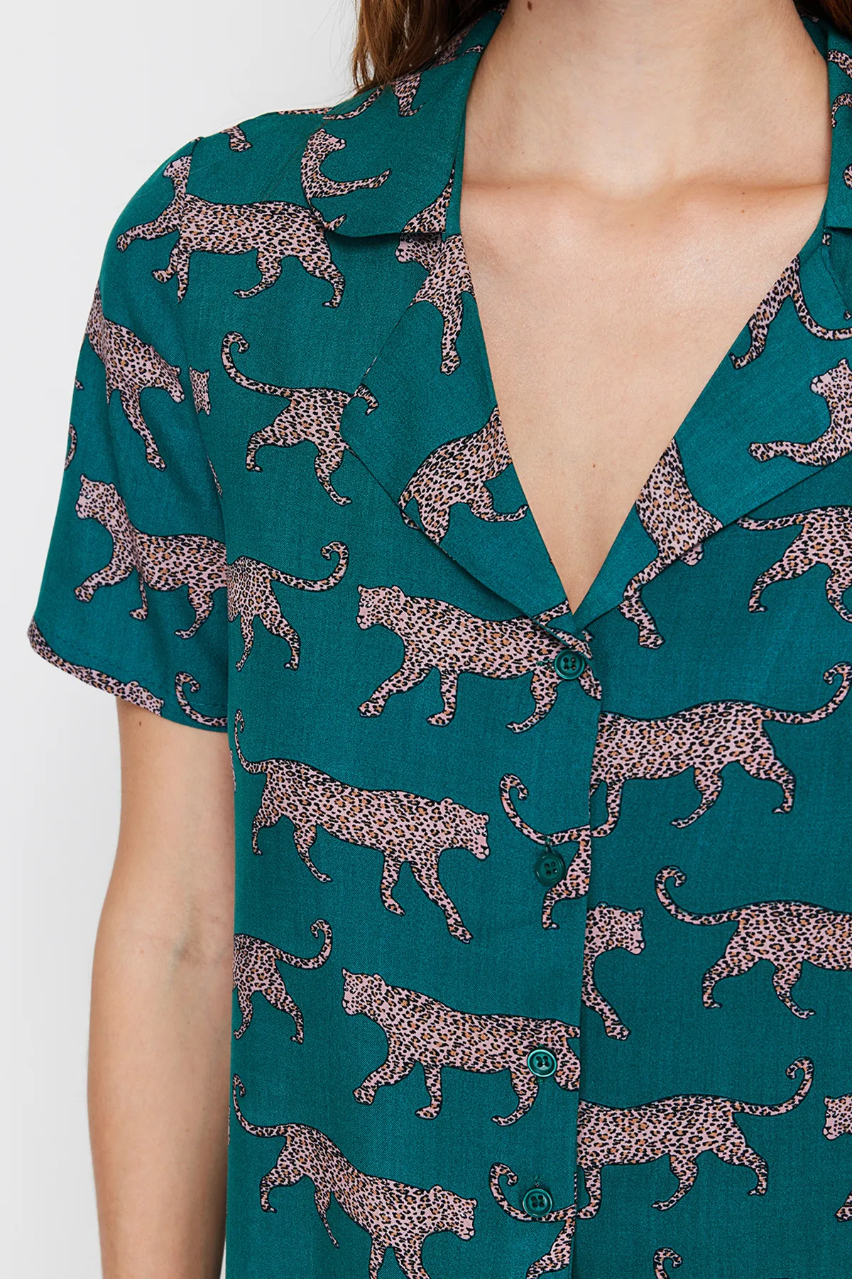 Trendyol Collection  Smaragdgrün gemustertes Viskose-Hemd-Shorts-Webpyjama-Set THMSS21PT0473