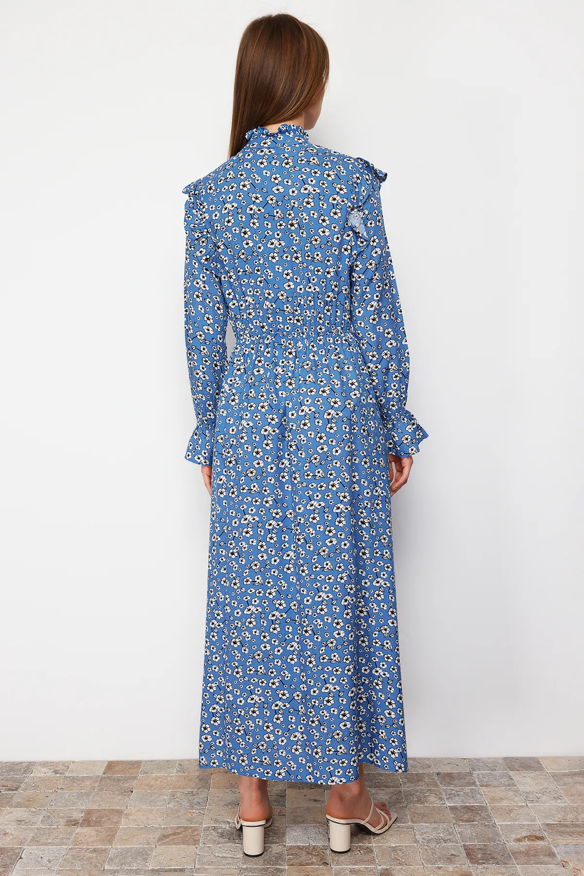 Trendyol Modest  Blaues gemustertes gewebtes Kleid mit Stehkragen und Rüschendetail TCTSS21EL3446