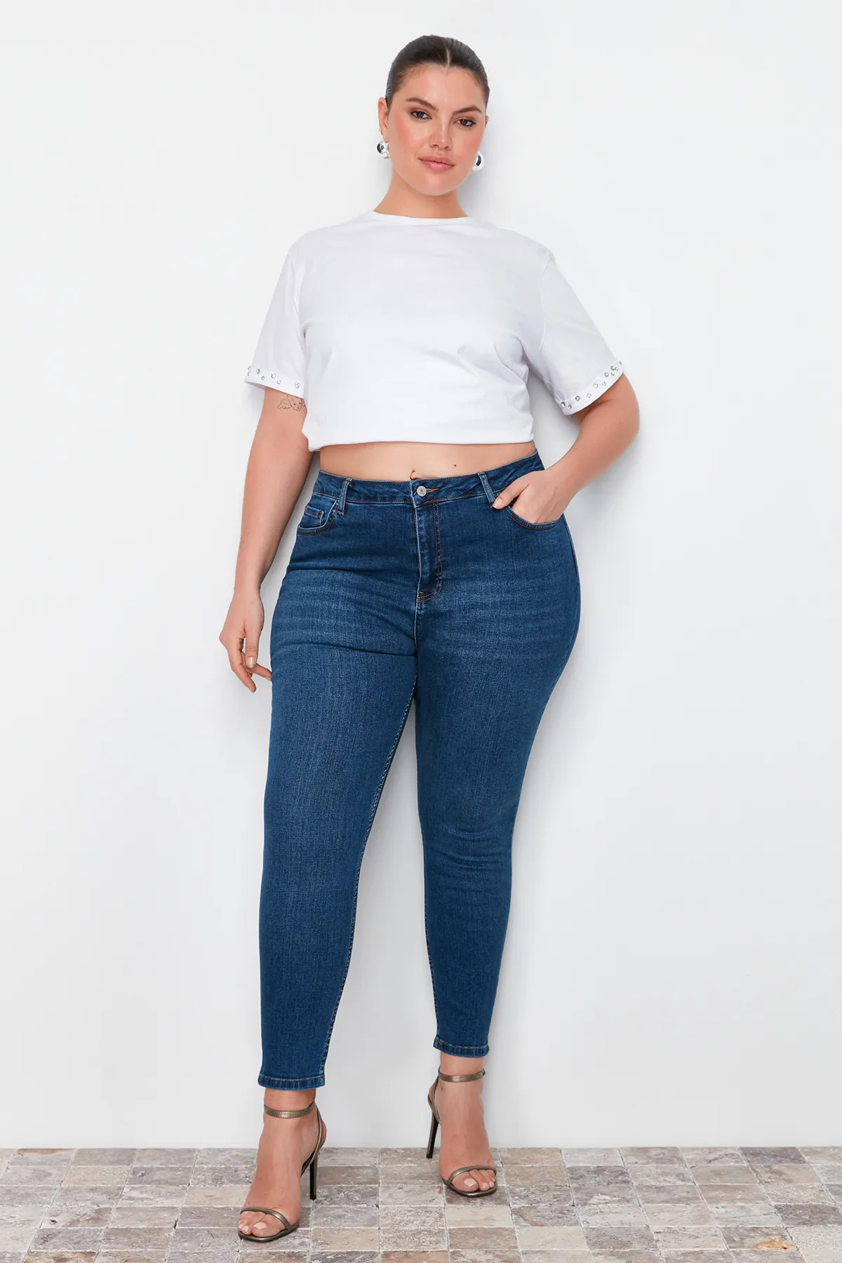 Trendyol Curve  Hellblaue, dehnbare Skinny-Jeans mit hoher Taille TBBAW23CJ00032