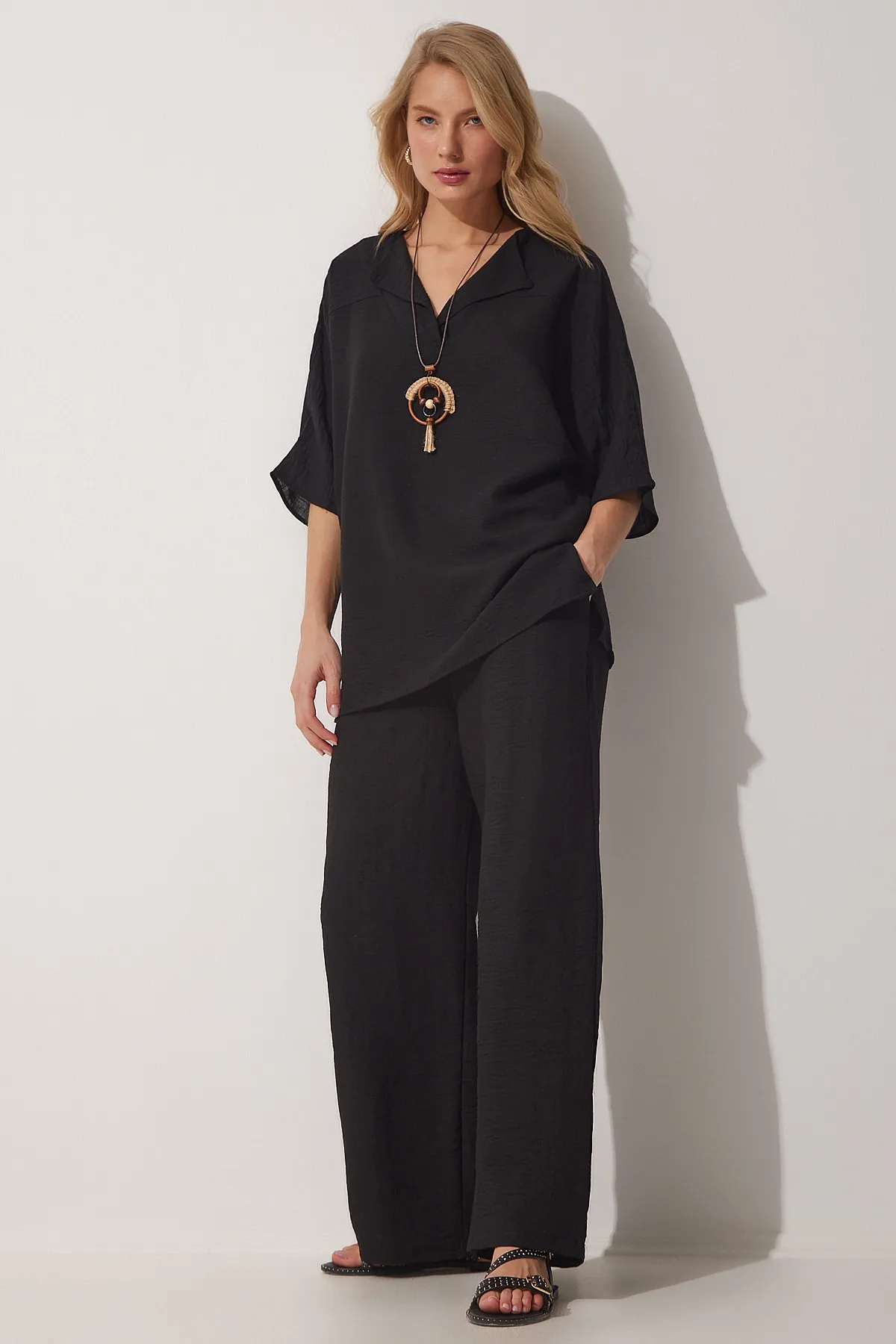 Happiness İstanbul  Schwarzes Ayrobin-Tunika-Hosen-Set mit Anhänger für Damen ZH00019