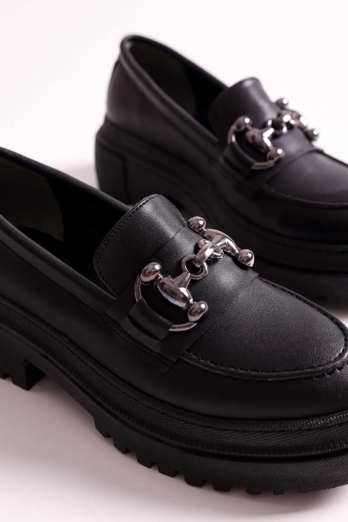 Shoeberry  Damen Rex Black Skin Loafer mit dicker Sohle und Schnalle Black Skin