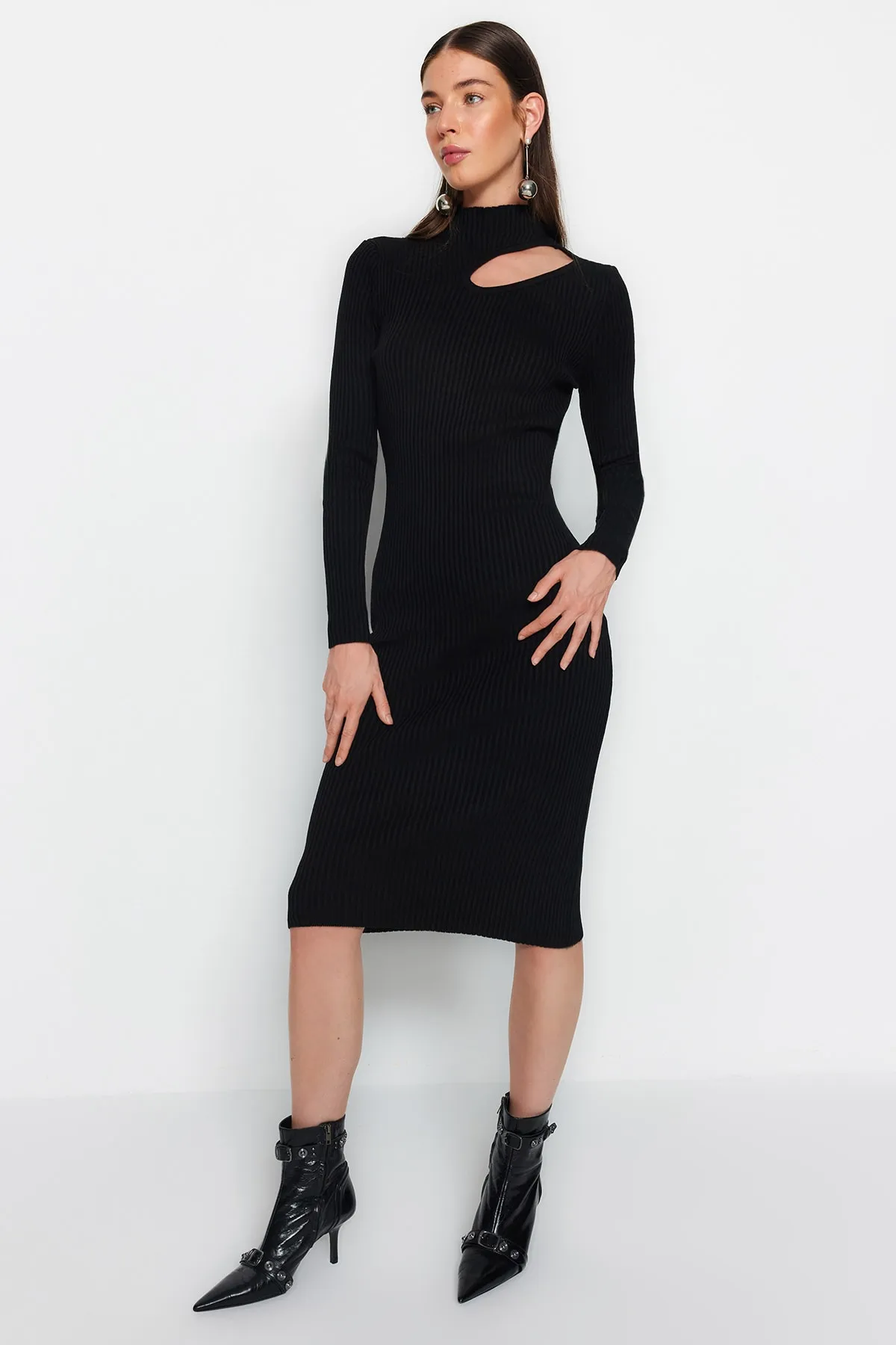 Trendyol Collection  Schwarzes Midi-Strickkleid mit Rollkragen TWOAW24EL00028