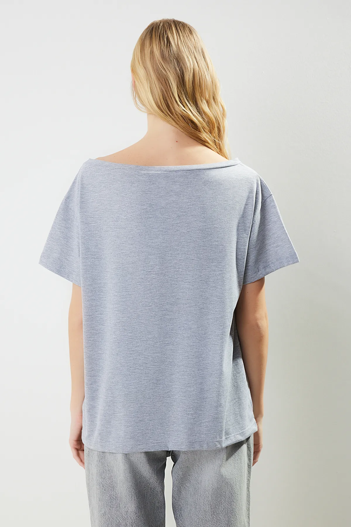 Trendyol Collection  Grau meliertes Boyfriend-Strick-T-Shirt aus Baumwolle mit weitem Schnitt und U-Boot-Ausschnitt TWOSS20TS0140