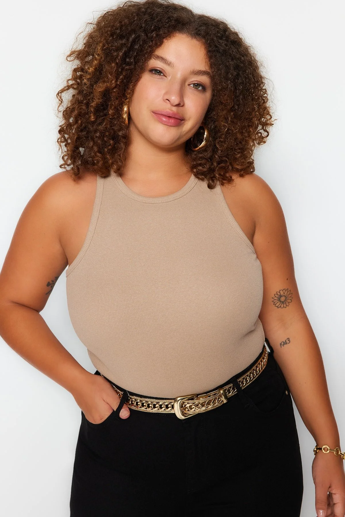 Trendyol Curve  Basic-Strick-Tanktop mit Neckholder-Kragen in Nerzfarben TBBSS23CV00001