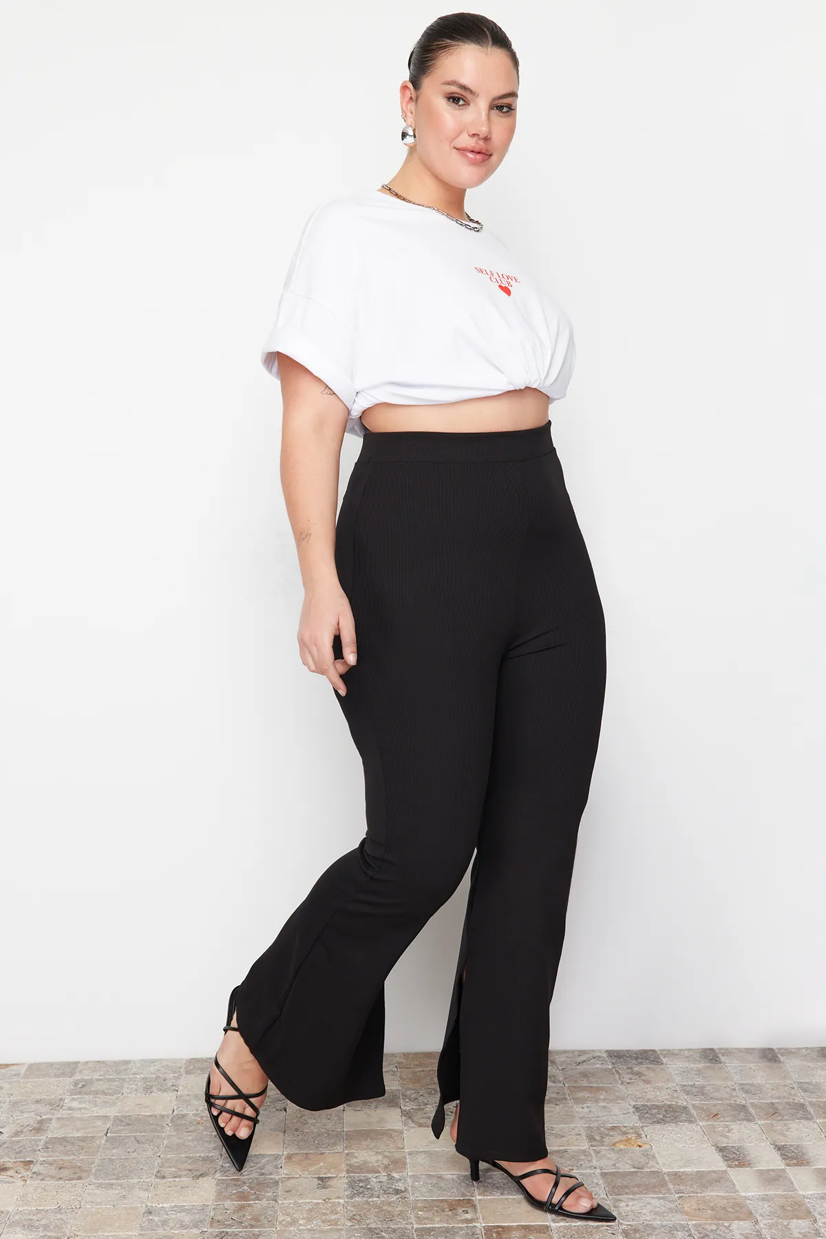 Trendyol Curve  Schwarze spanische Strickhose mit Schlitz TBBAW23AR00030