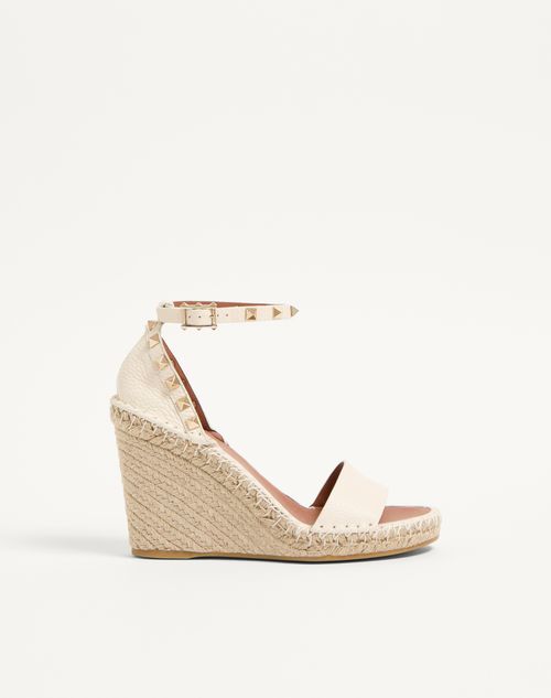 Sandália Rockstud com salto duplo em couro granulado de 105 mm