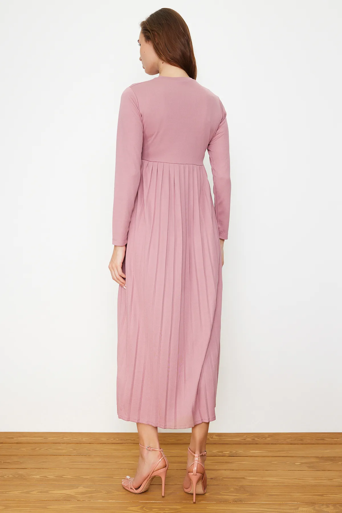 Trendyol Modest  Plissiertes Scuba-Strickkleid mit staubigem Rosenrock TCTAW24EL00000