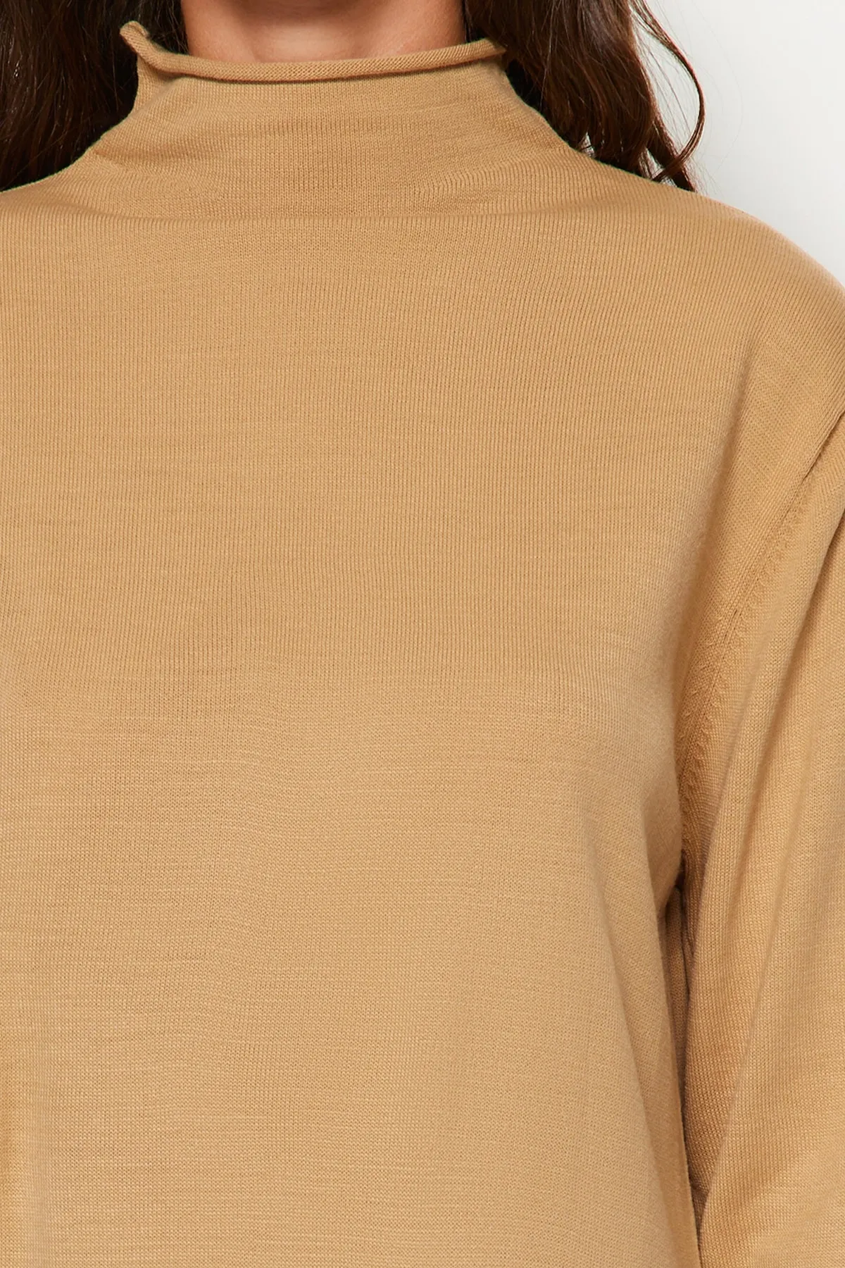 Trendyol Modest  Kamelfarbenes Strickkleid mit Rollkragen TCTAW23EB00001