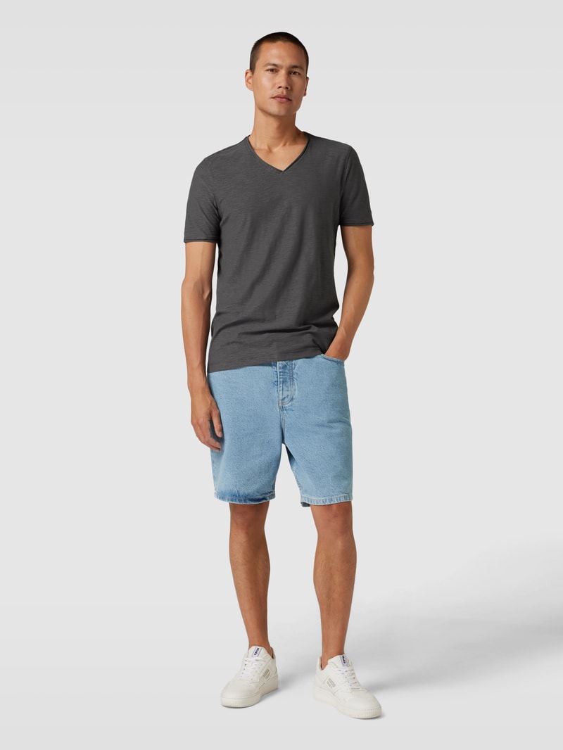 Regular Fit T-Shirt aus Baumwolle mit V-Ausschnitt in dunkelgrau